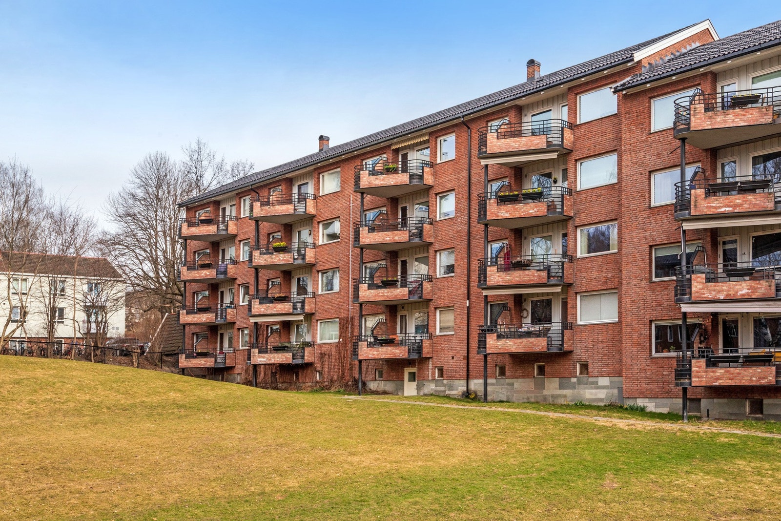 Fasade fra bakgård. Leiligheten ligger i byggets 4.etasje. Galleribilde