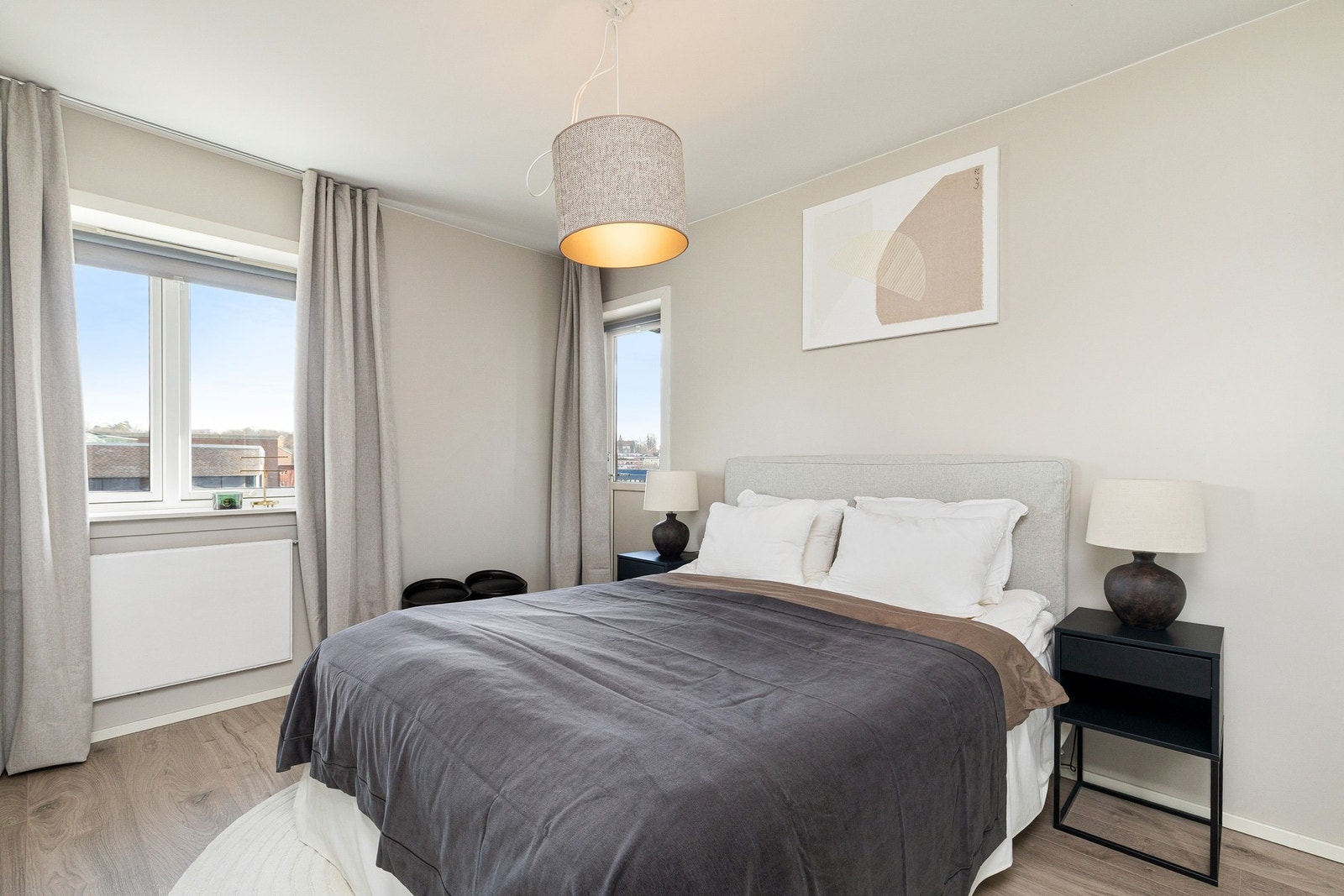 Hovedsoverom av god størrelse med utgang til balkong. Galleribilde