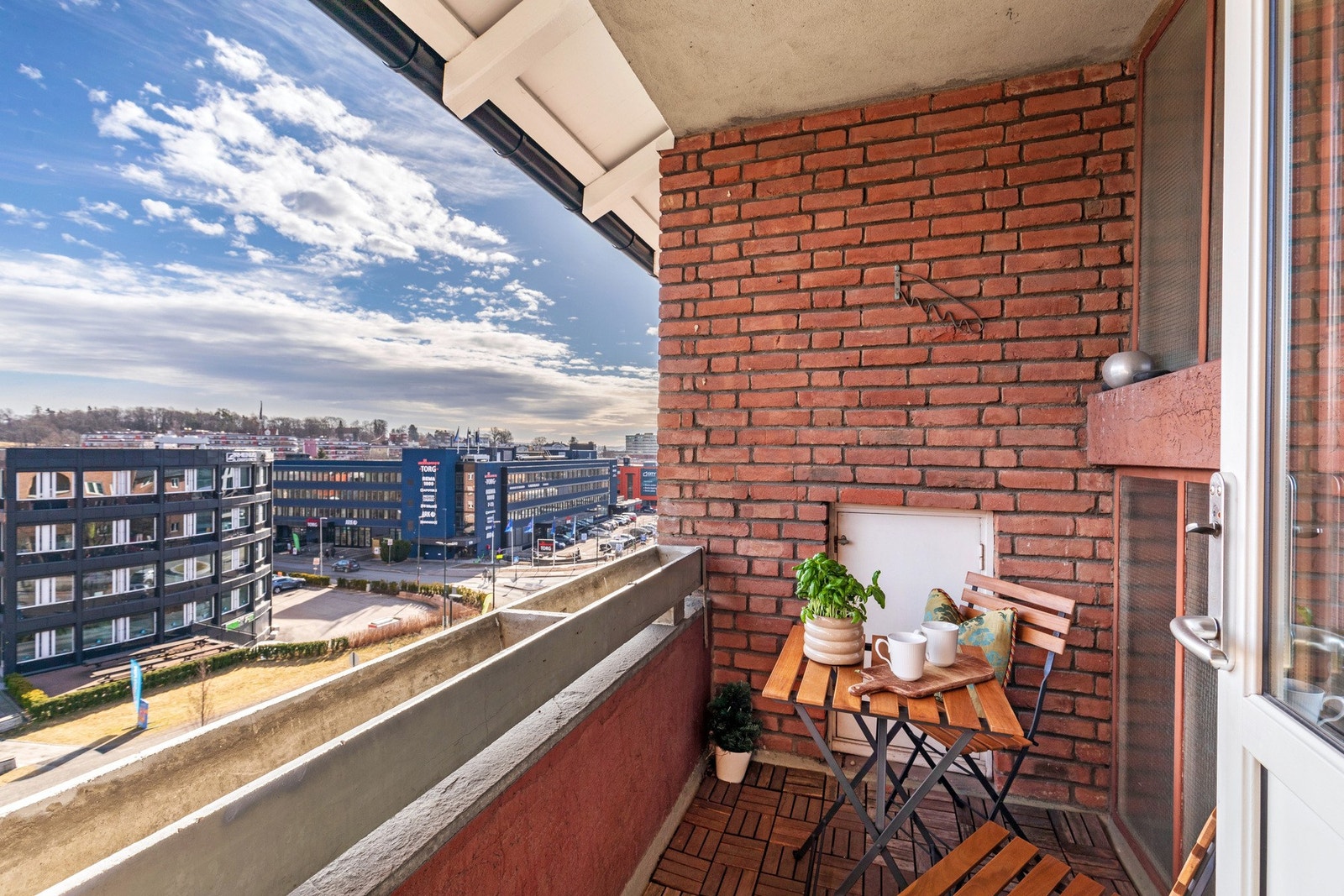 Balkong fra soverom med morgensol til kl. 10. Galleribilde