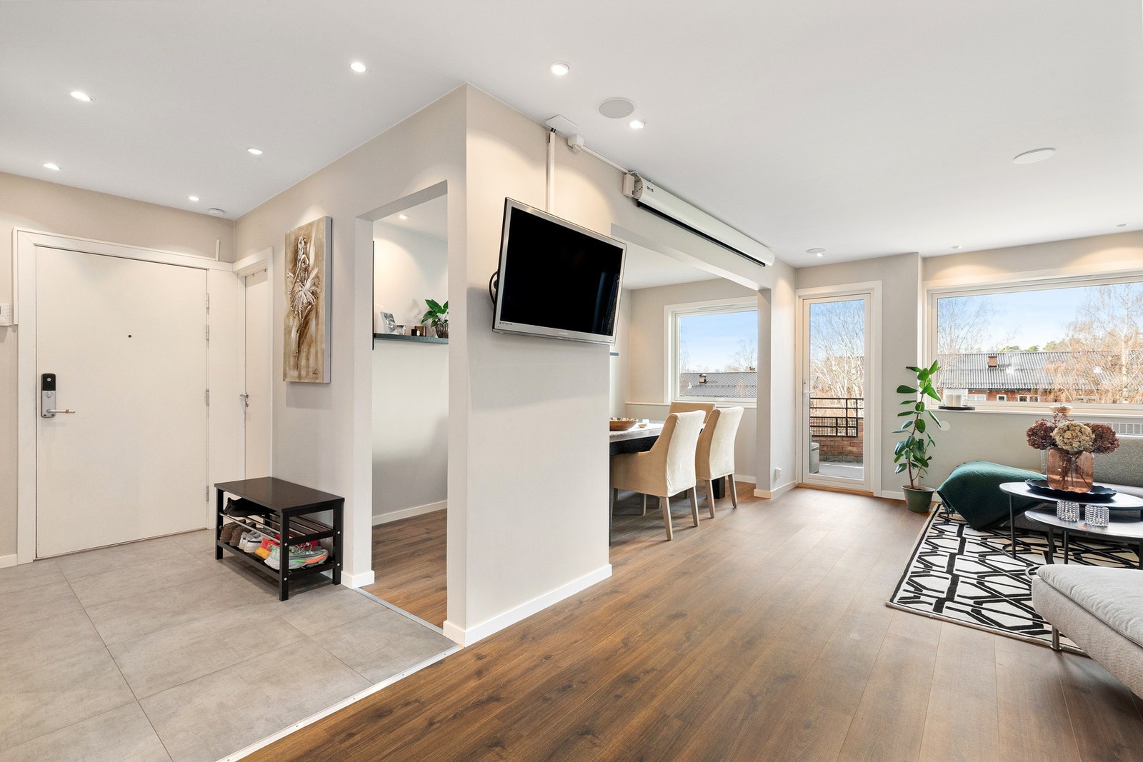 Romslig stue med hjemmekino. Lerret, prosjektor og integrerte høyttalere medfølger. Galleribilde