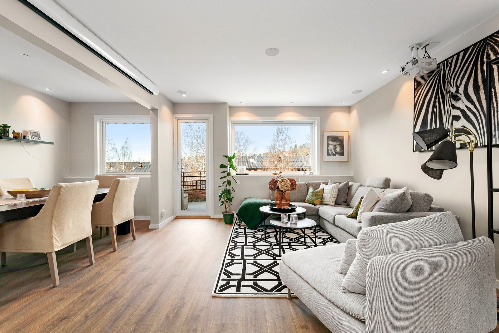 Fra stuen er det utgang til en sydvestvendt balkong med sol fra kl. 12:00 til 21:30. Galleribilde