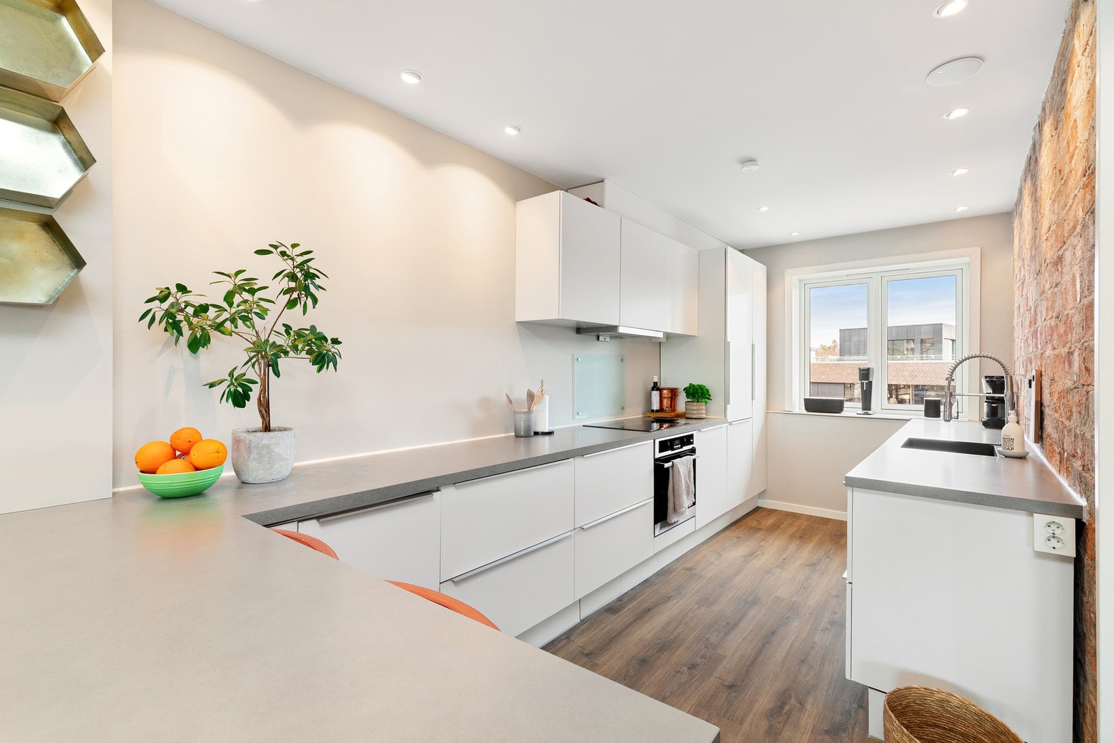 Kjøkken fra HTH med god skapplass og integrerte hvitevarer. Galleribilde