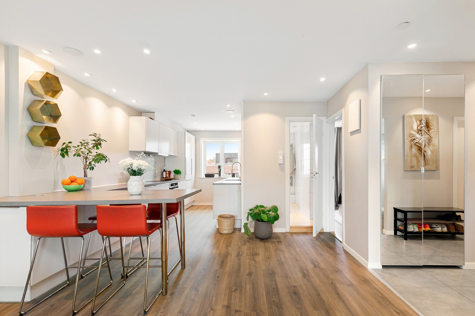 Nytt gulv og lister i stue/kjøkken 2024. Galleribilde