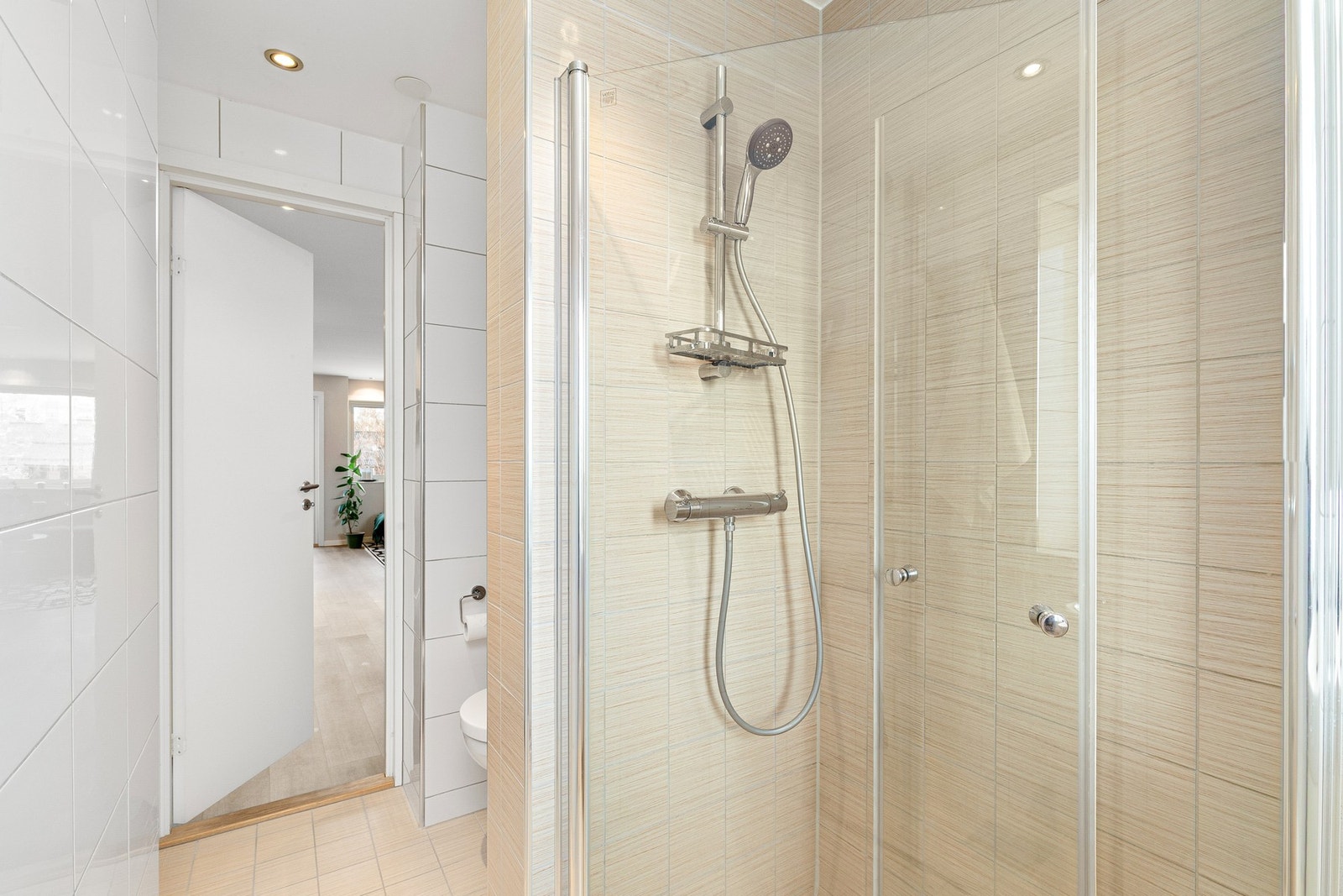 Dusj med innfellbare glassdører. Galleribilde