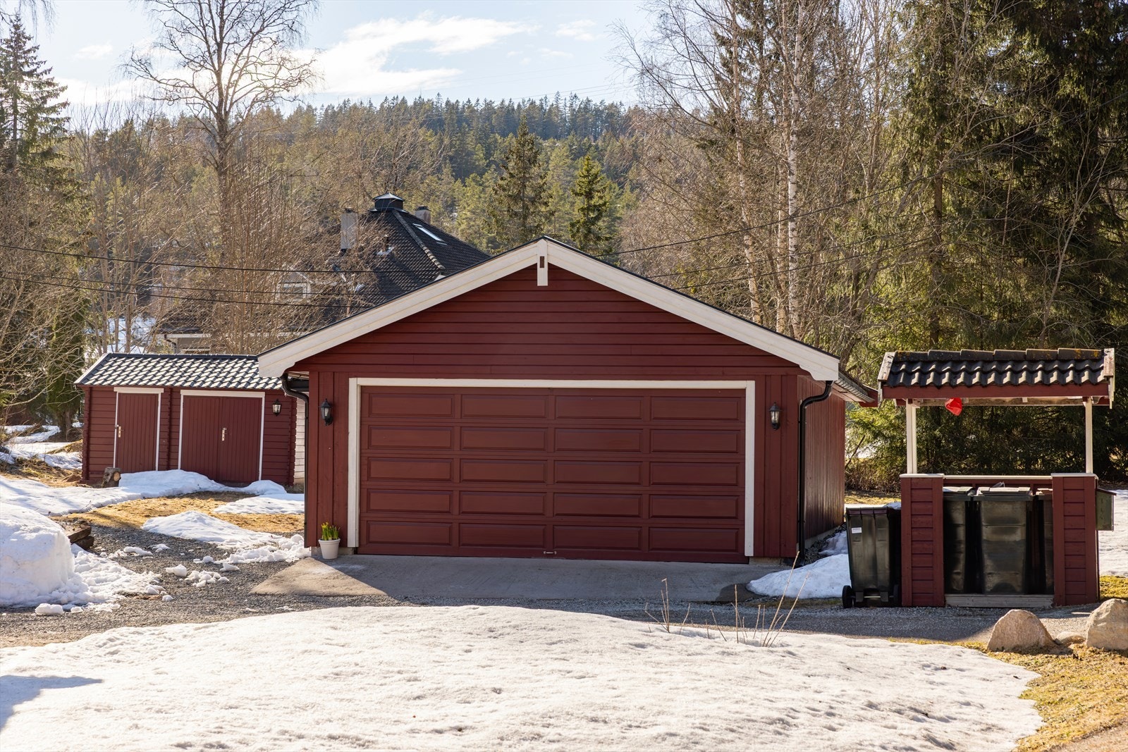 Dobbel garasje med plass til to personbiler. Det er opplegg for lader i garasjen. Galleribilde