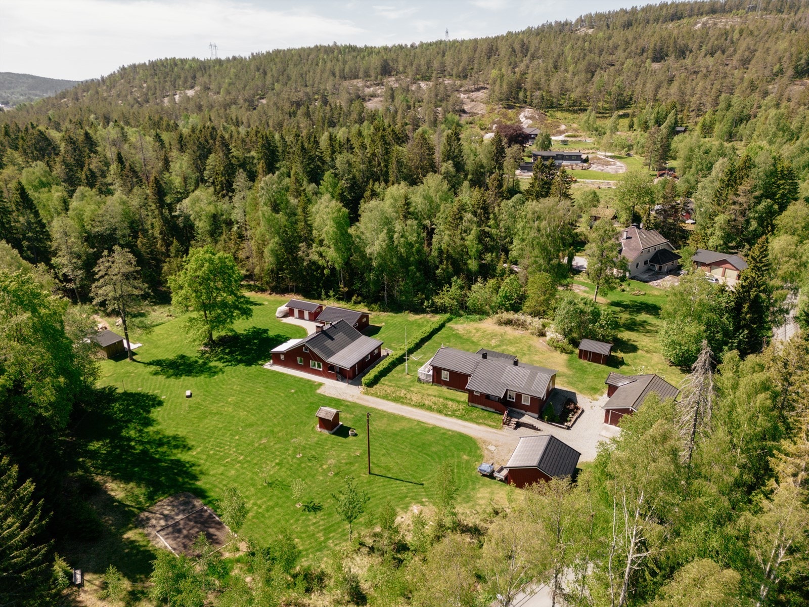 Området er preget av nærhet til marka med flotte rekreasjonsmuligheter som turløyper og oppkjørte skispor, noe som gir gode muligheter for friluftsaktiviteter året rundt. Galleribilde