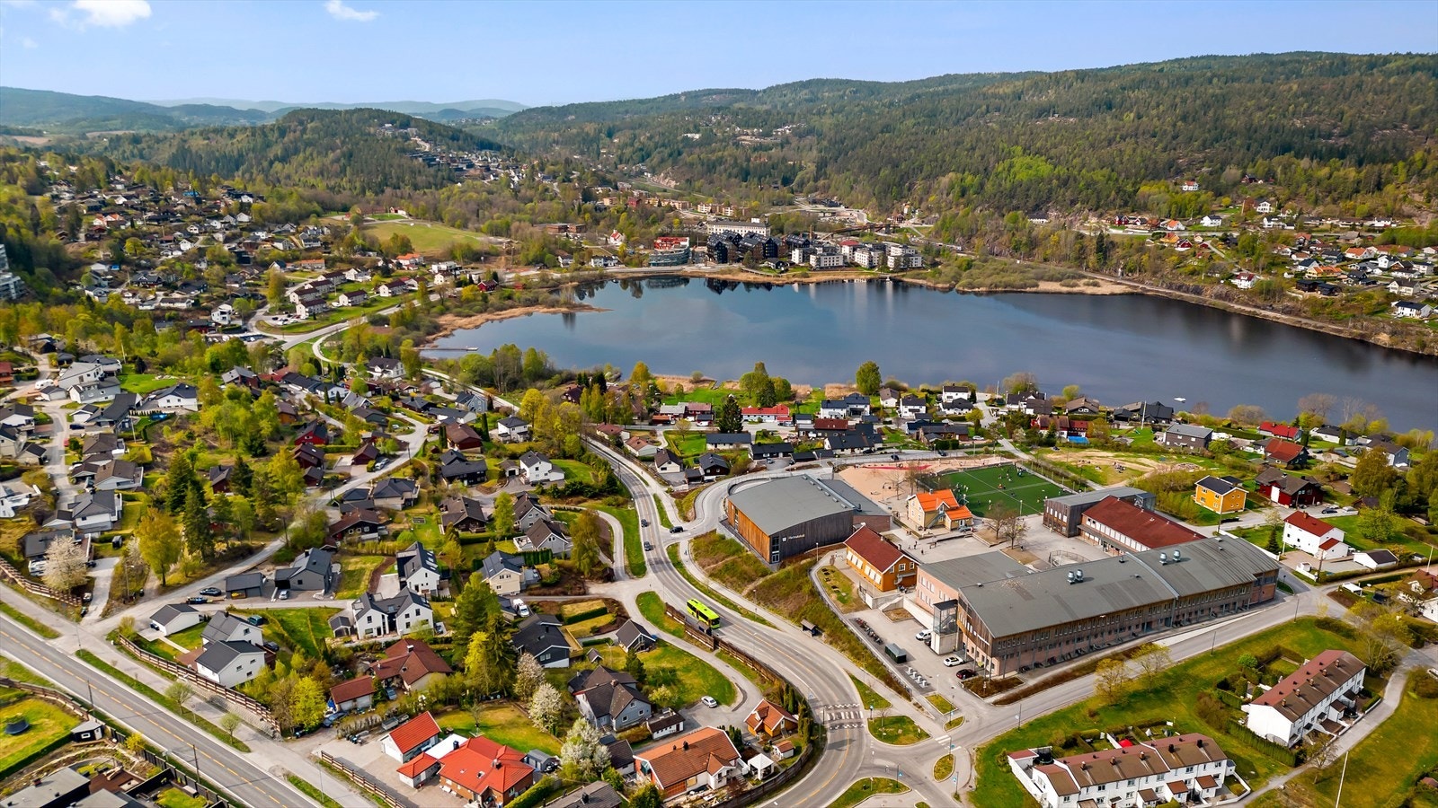 Gjellumvannet, som ligger midt i hjertet av Heggedal, tilbyr flotte rekreasjonsmuligheter med badestrand, flytebrygge med stupebrett, volleyballbane, Tuftepark og en ny sykkelpark. Galleribilde