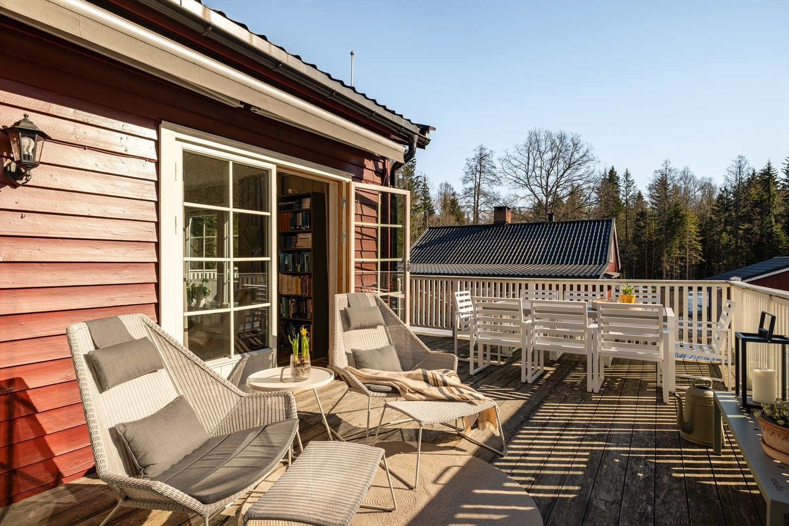 Fra stuen er det utgang til syd-vestvendt terrasse på 36 kvm med god plass til utemøbler i flere soner, perfekt for både avslapning og sosiale sammenkomster. Galleribilde