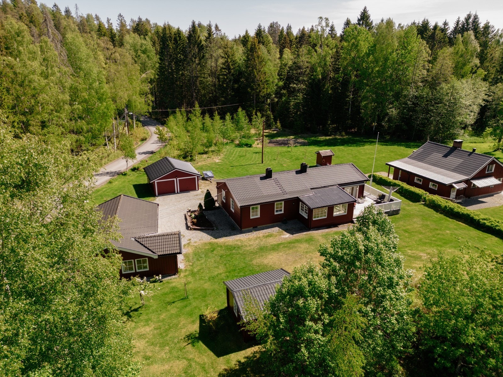 Den romslige hagen byr på rikelig med plass til både lek og avslapning. Galleribilde