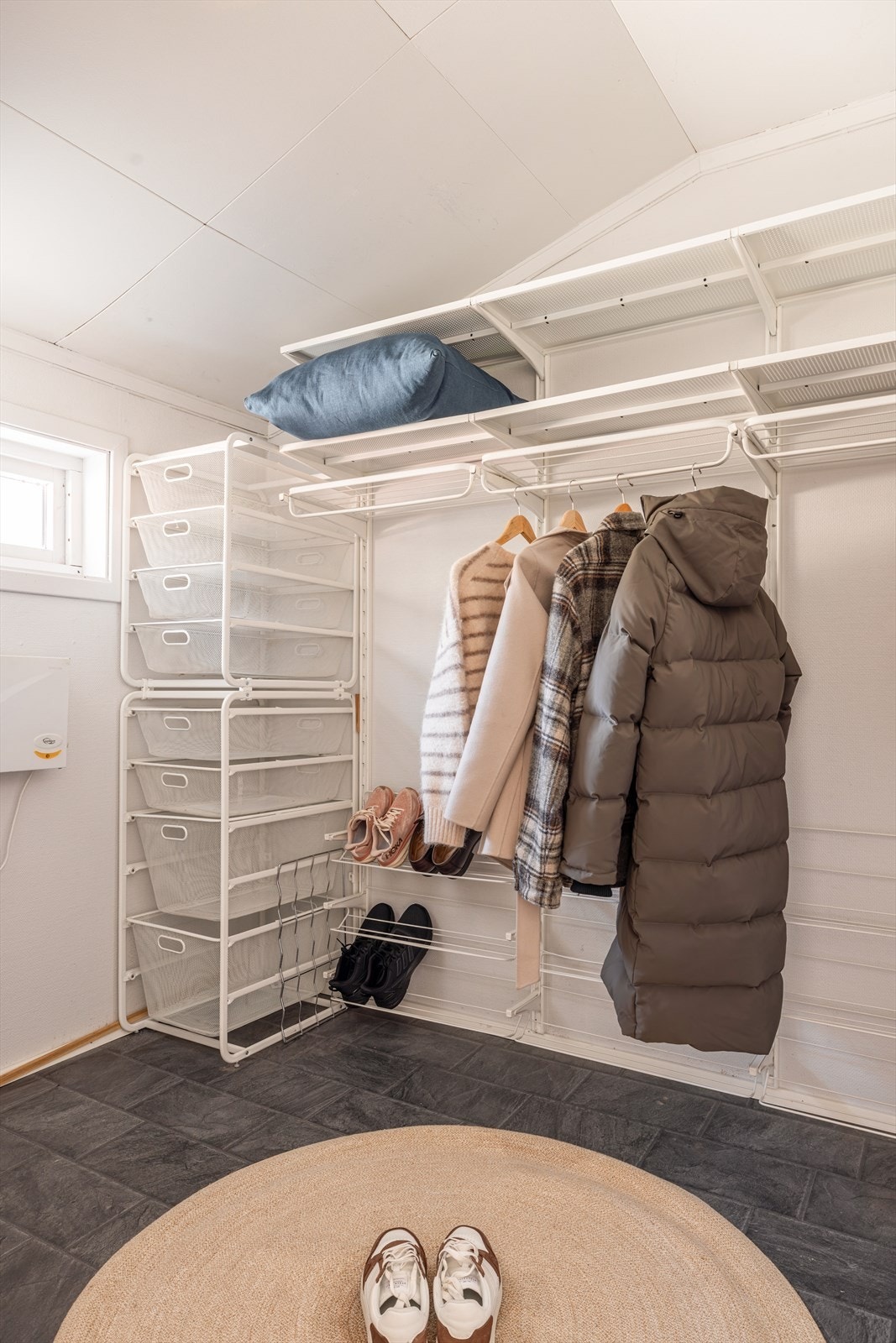 Praktisk innvendig bod på ca. 6 kvm med god plass til diverse oppbevaring. Galleribilde
