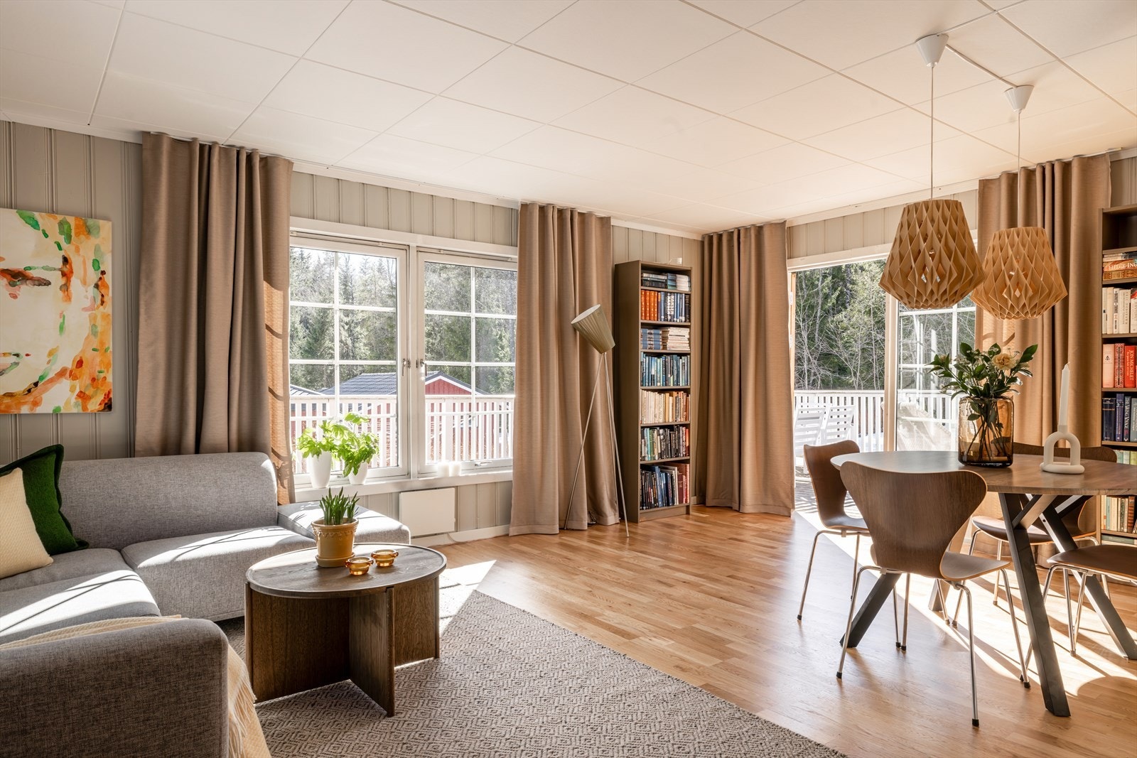 Store vindusflater som slipper inn godt med naturlig lys. Galleribilde