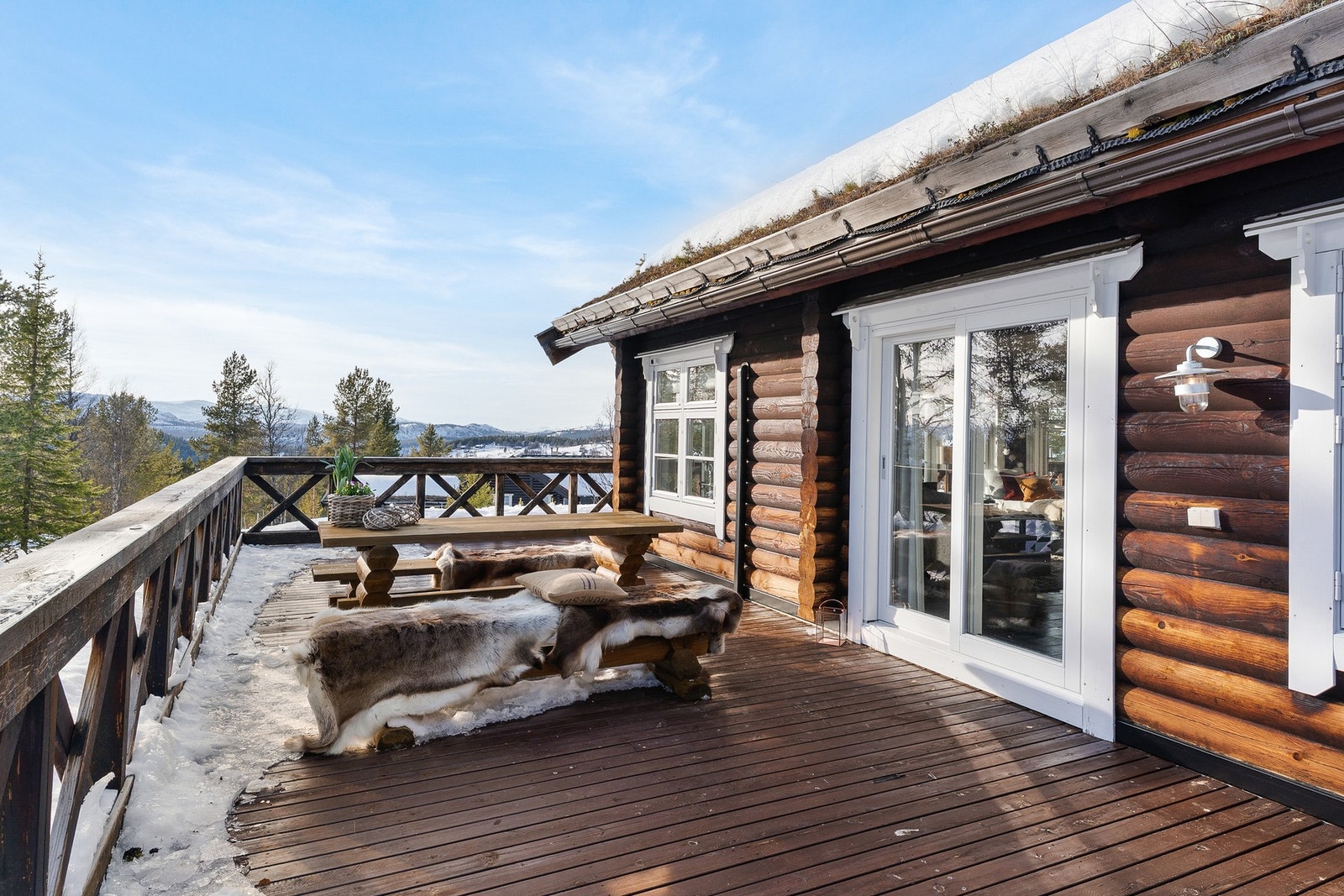 På den 70 kvm store terrassen er det god plass til utemøbler og flere sittegrupper. Galleribilde