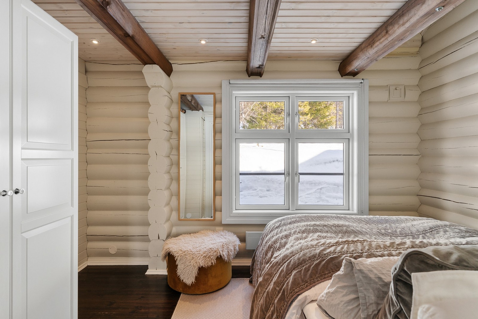 Store vinduer og sjarmerende detaljer gjør rommet både koselig og funksjonelt. Galleribilde