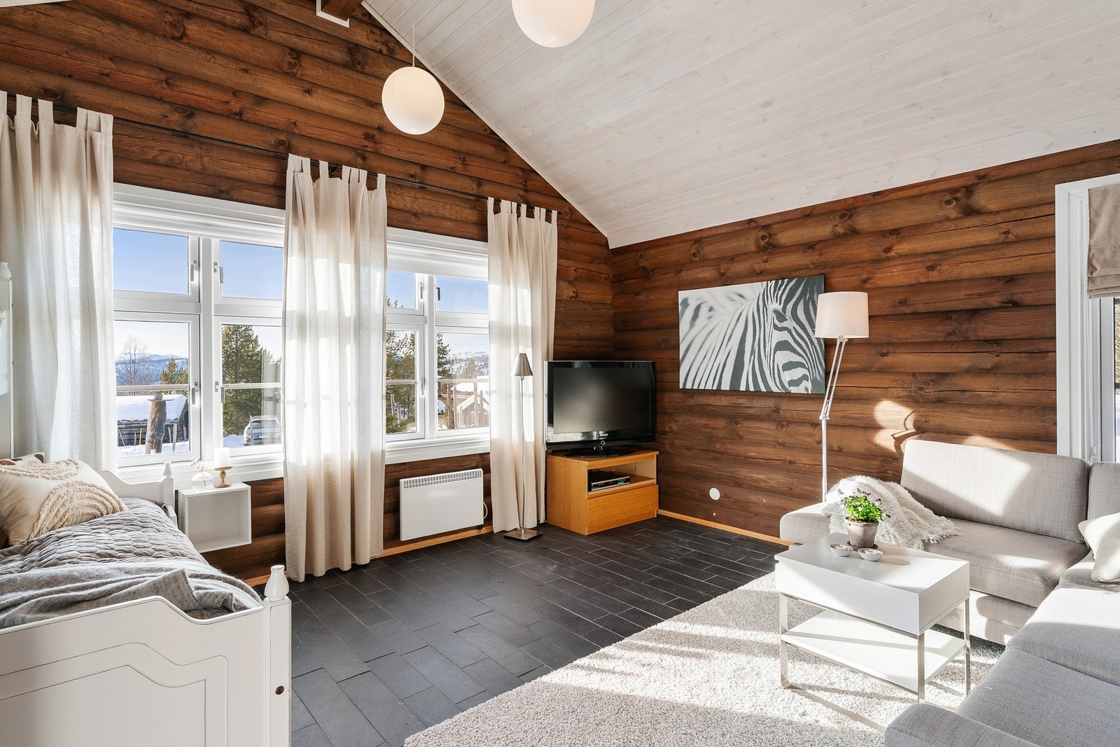 Annekset er innredet som stue/soverom med bod. Galleribilde