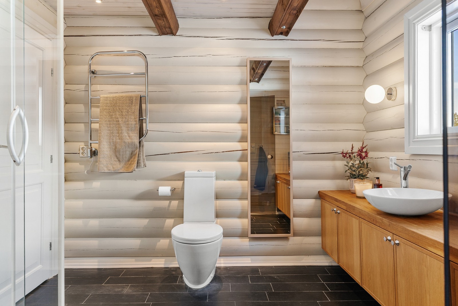 Her finner du servant, toalett og dusjkabinett. Galleribilde