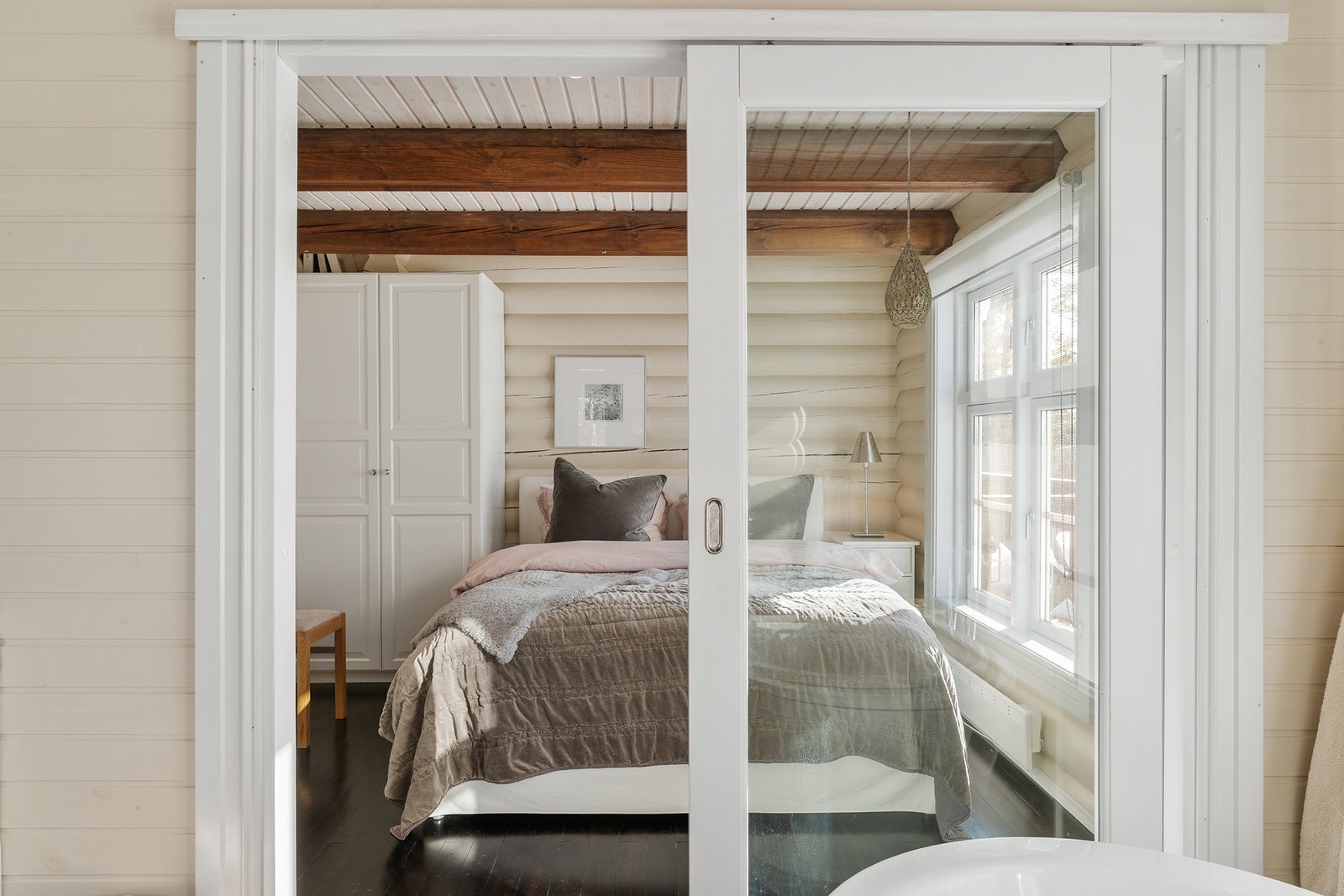 Fra hovedsoverommet er det direkte adgang til eget bad gjennom en skyvedør med stort glassfelt. Galleribilde