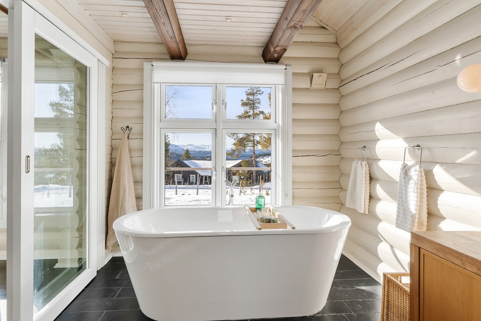 Et eksklusivt Philippe Starck-badekar med plass til to - perfekt for avslapning etter en dag i fjellet. Galleribilde