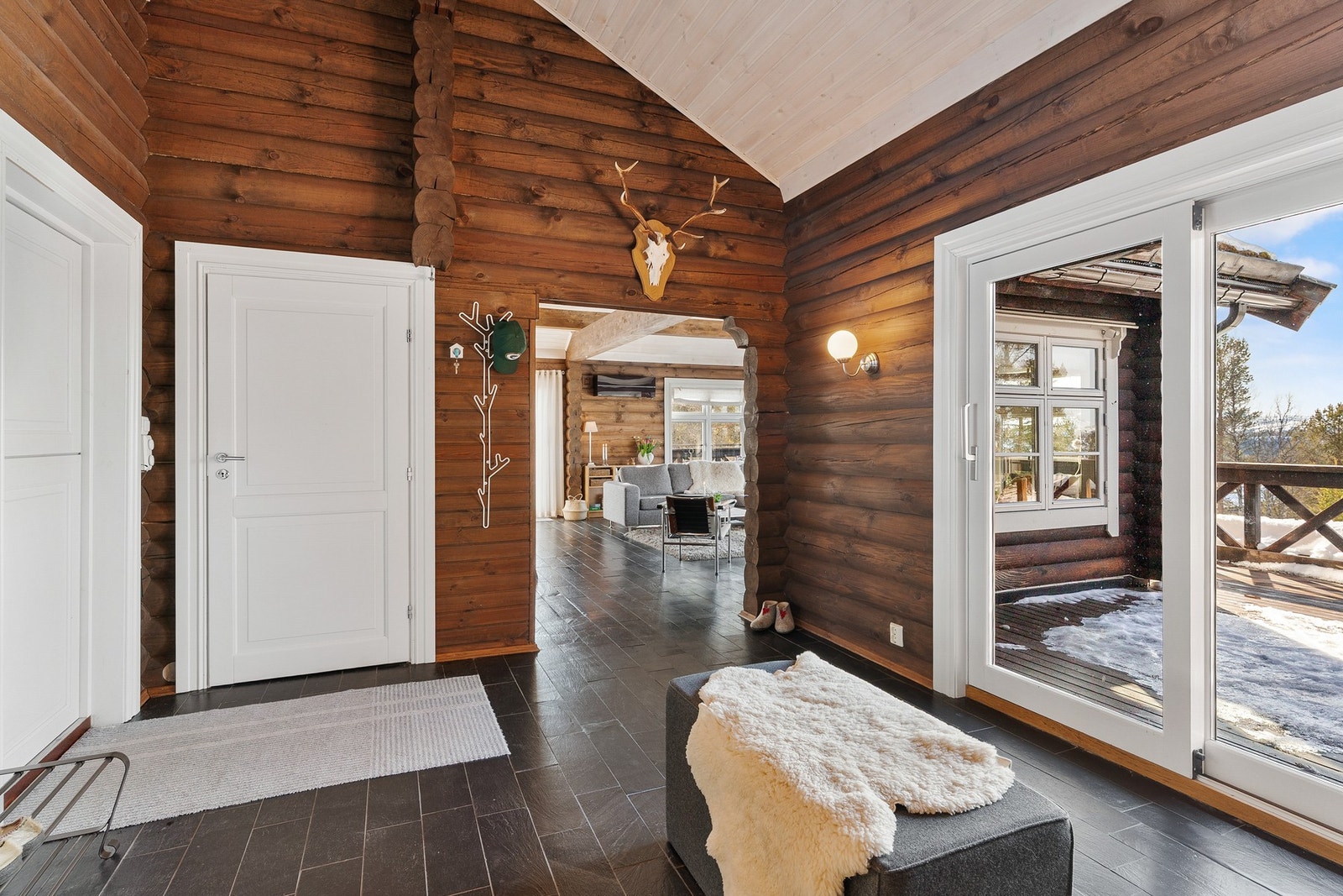 Herfra har du tilgang til et teknisk/vaskerom og en herlig terrasse på 70 kvm. Galleribilde