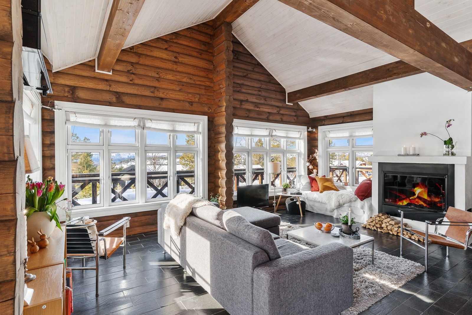 Den flotte peisen skaper lun stemning og hyggelig atmosfære. Galleribilde