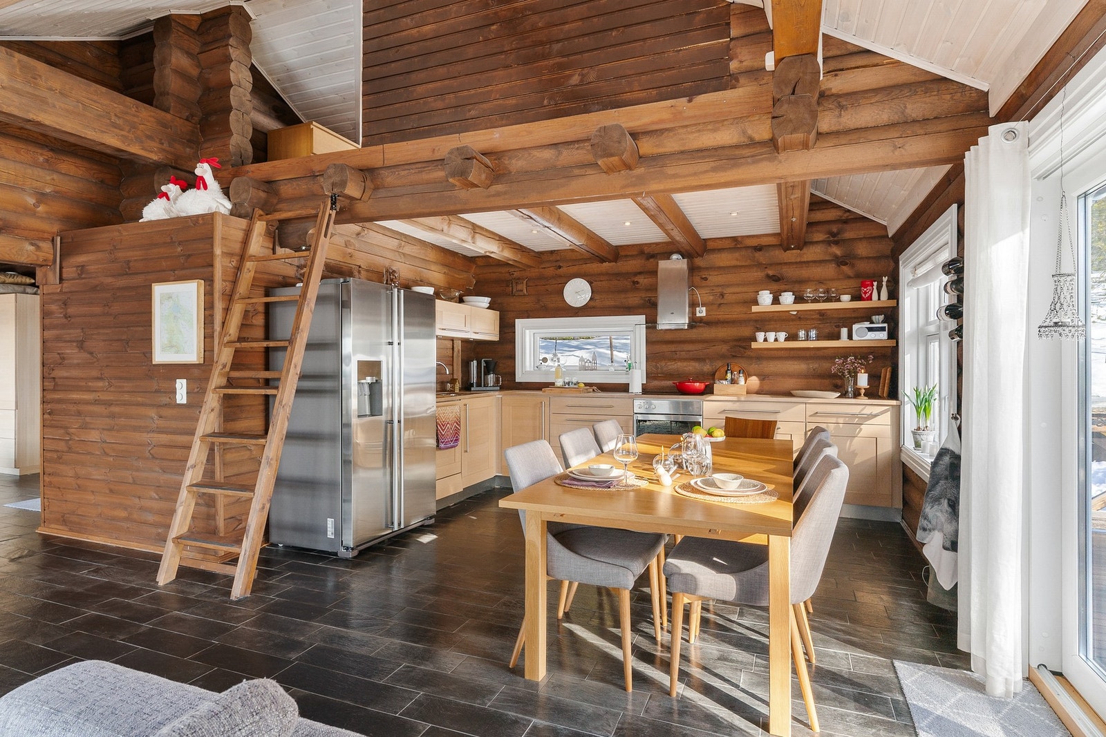 Kjøkkenet har innredning fra byggeår, med laminat skrog, heltre benkeplate og trefyllingsfronter. Galleribilde