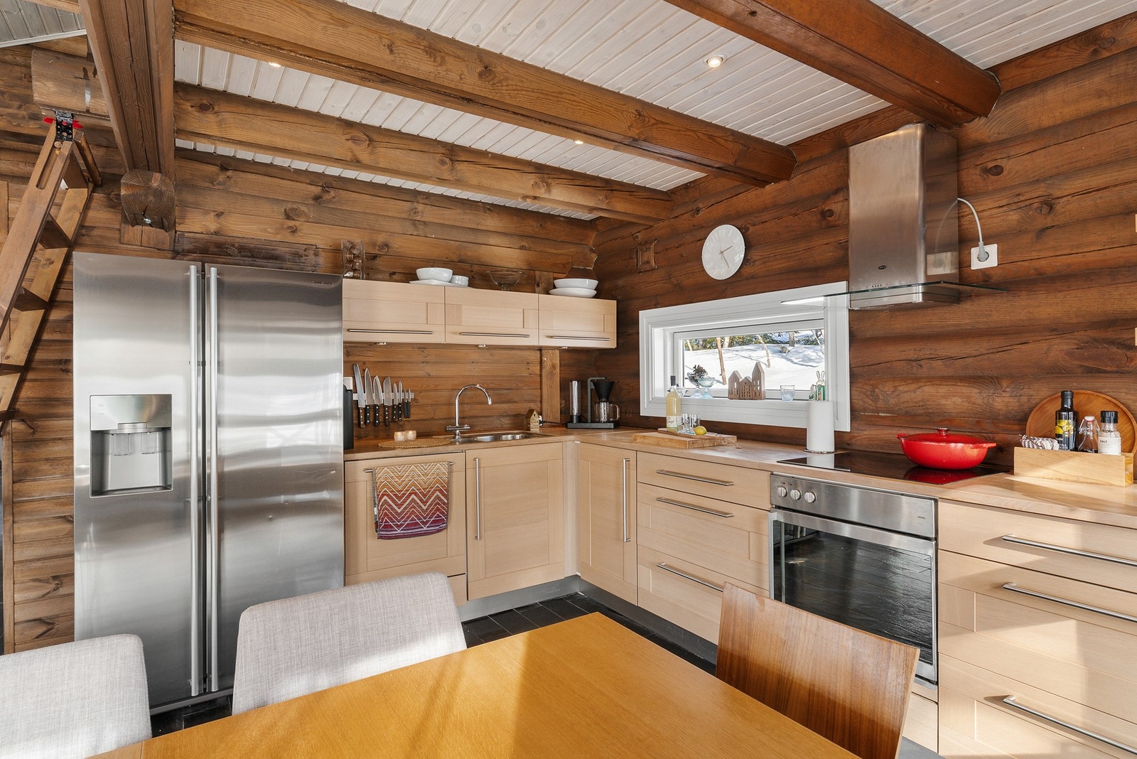 Her finner du integrerte hvitevarer, inkludert oppvaskmaskin, komfyr og dobbelt kjøl/fryseskap, samt kjøkkenventilator med avtrekk ut. Galleribilde