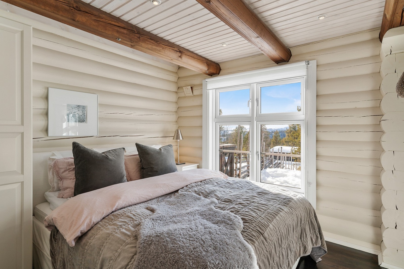 Hovedsoverommet har store vinduer og plass til dobbeltseng og garderobeskap. Galleribilde