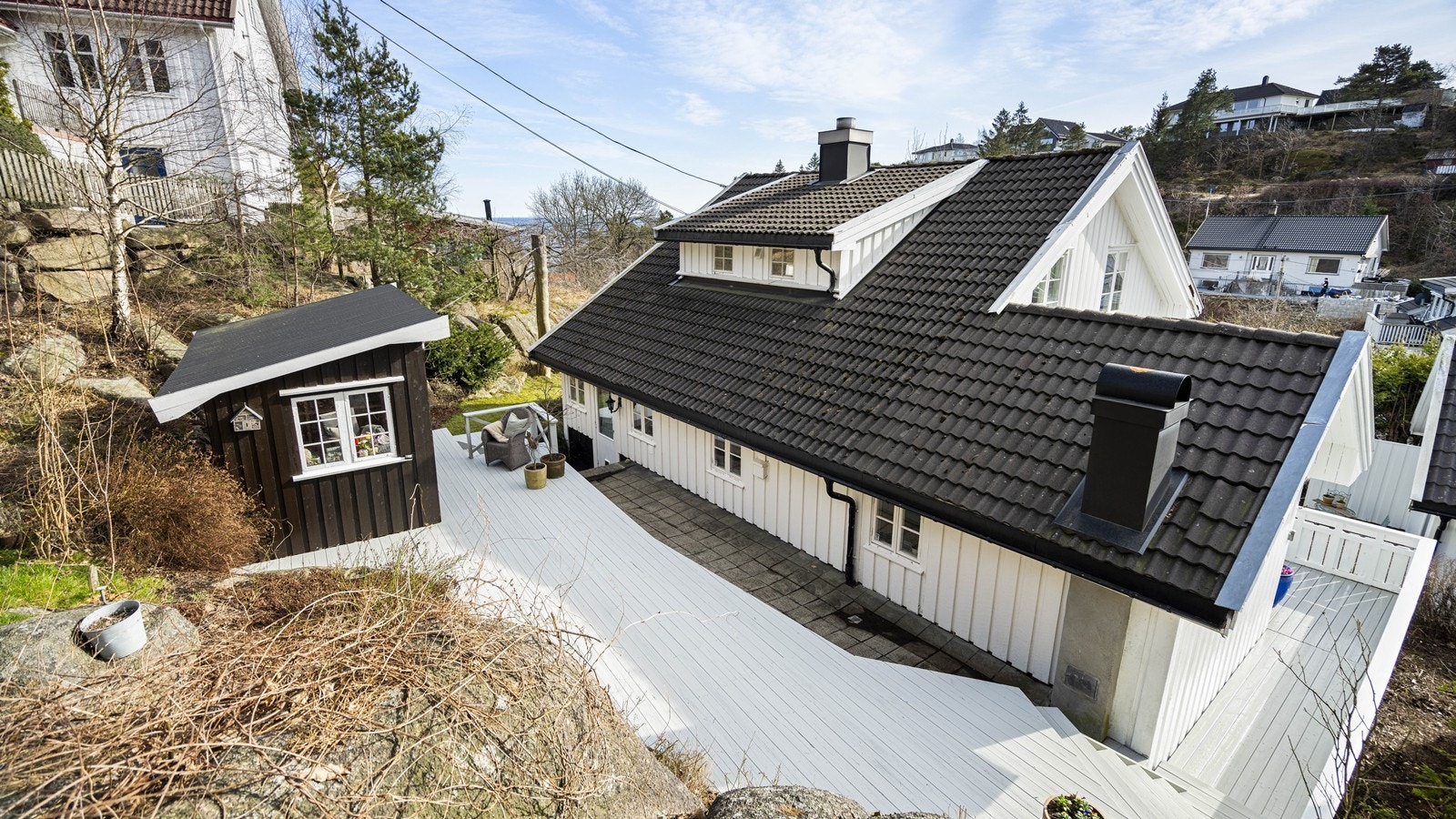 Romslig terrasse bak boligen Galleribilde