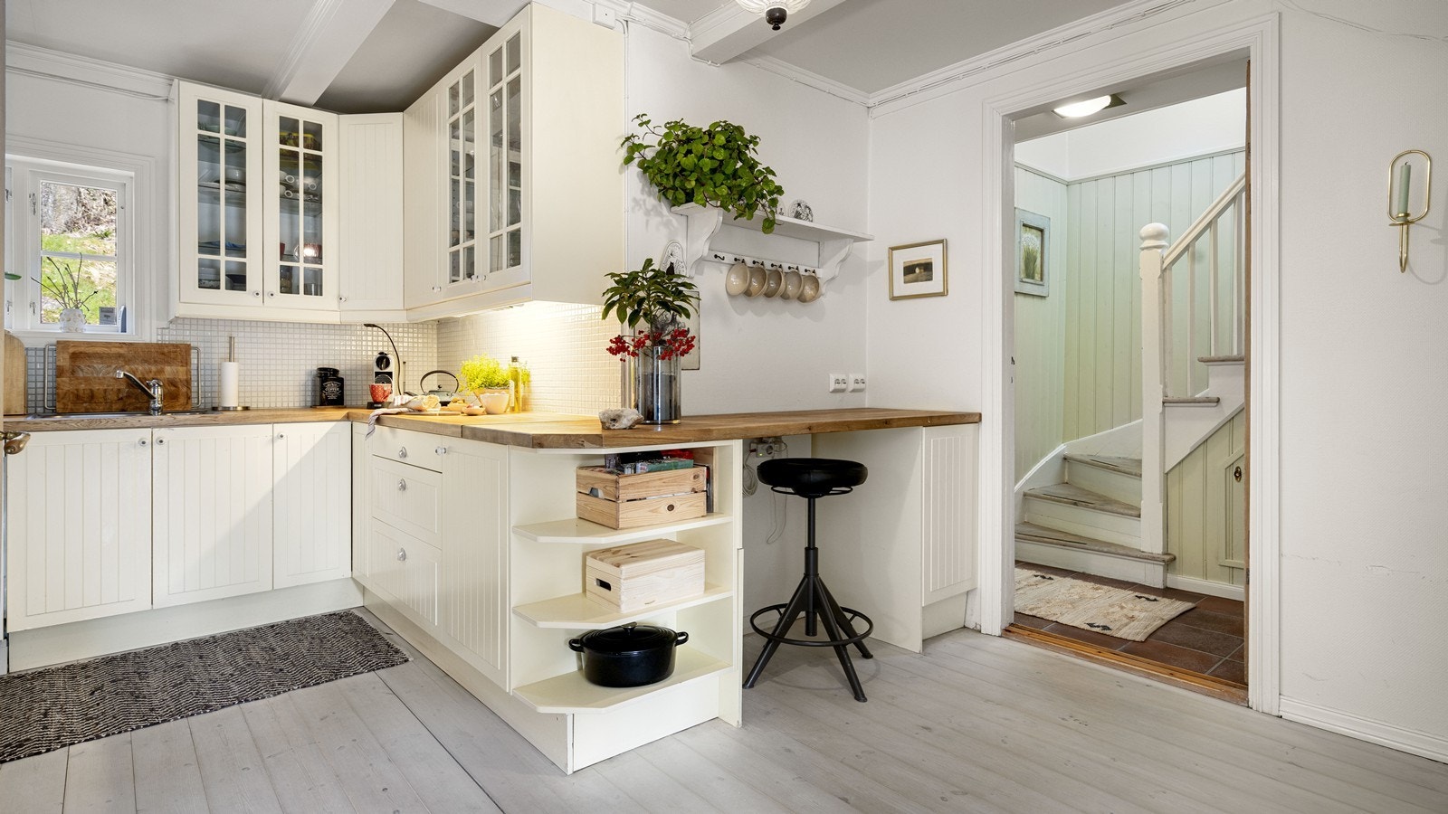 Det er bygget en barløsning i kjøkkenet - denne benyttes til kontor av eier Galleribilde