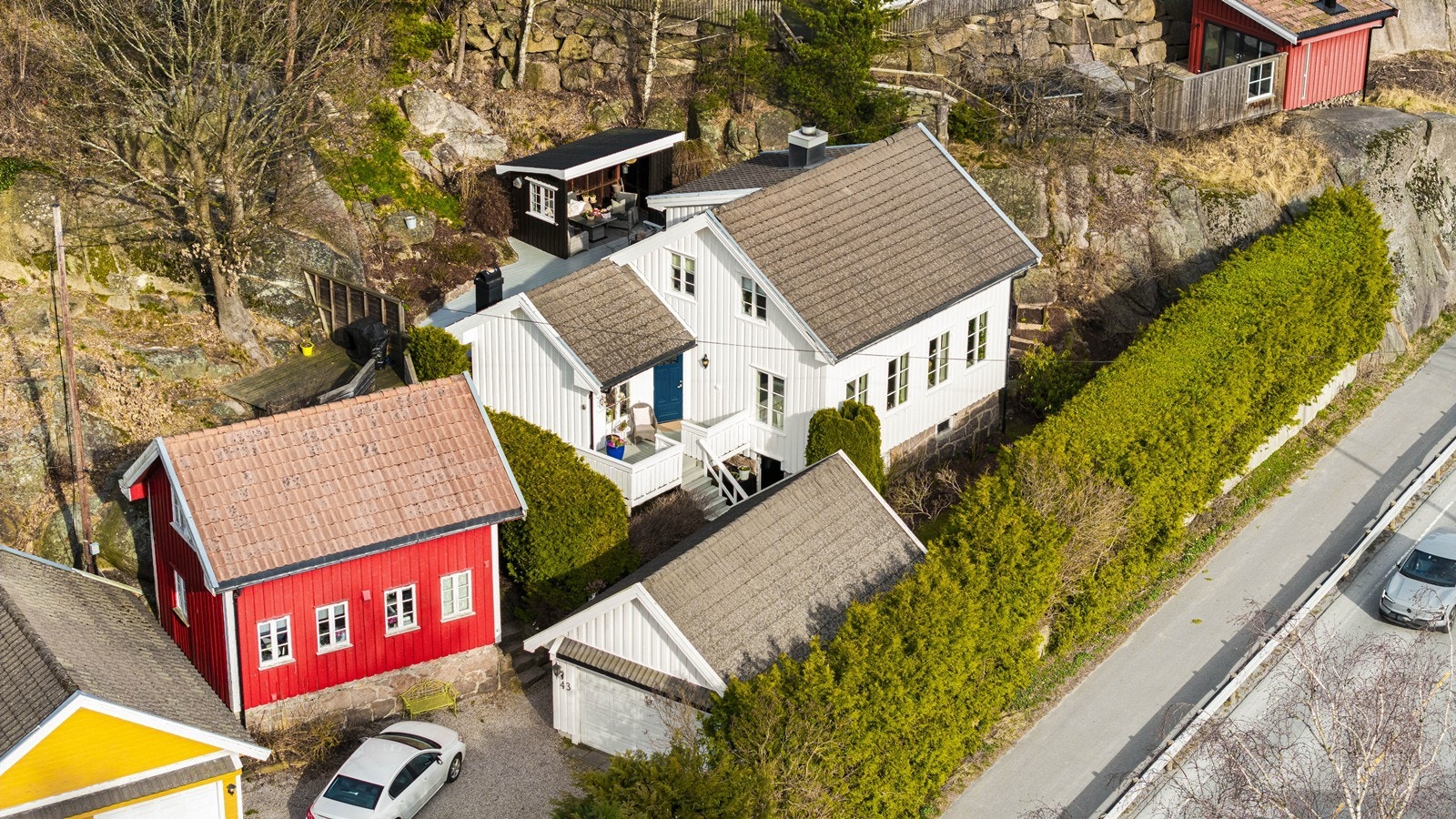 Huset ligger på en intim tomt som er pent opparbeidet Galleribilde