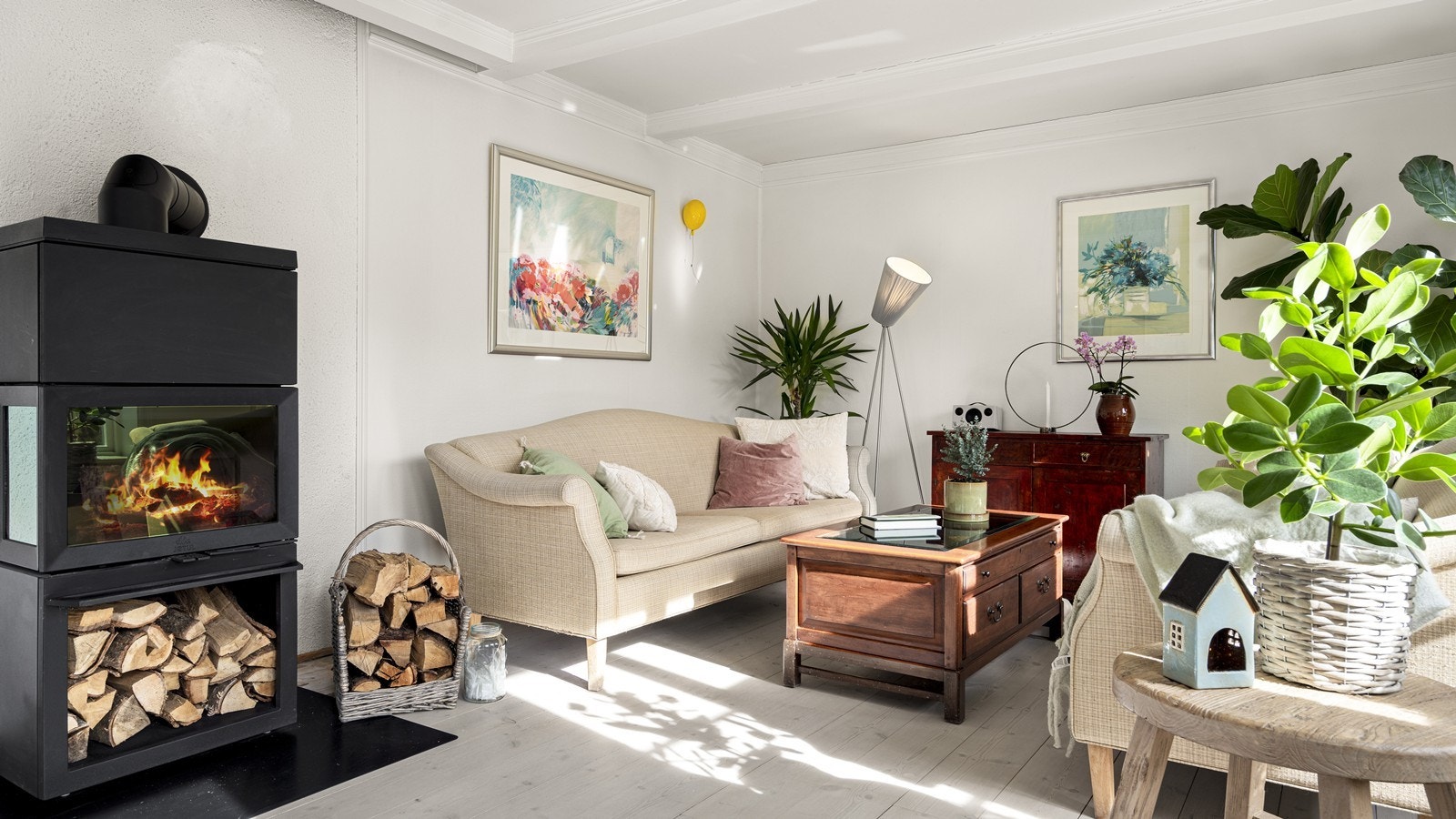 Fantastisk atmosfære i stuen - sonen rundt vedovnen er meget hyggelig Galleribilde