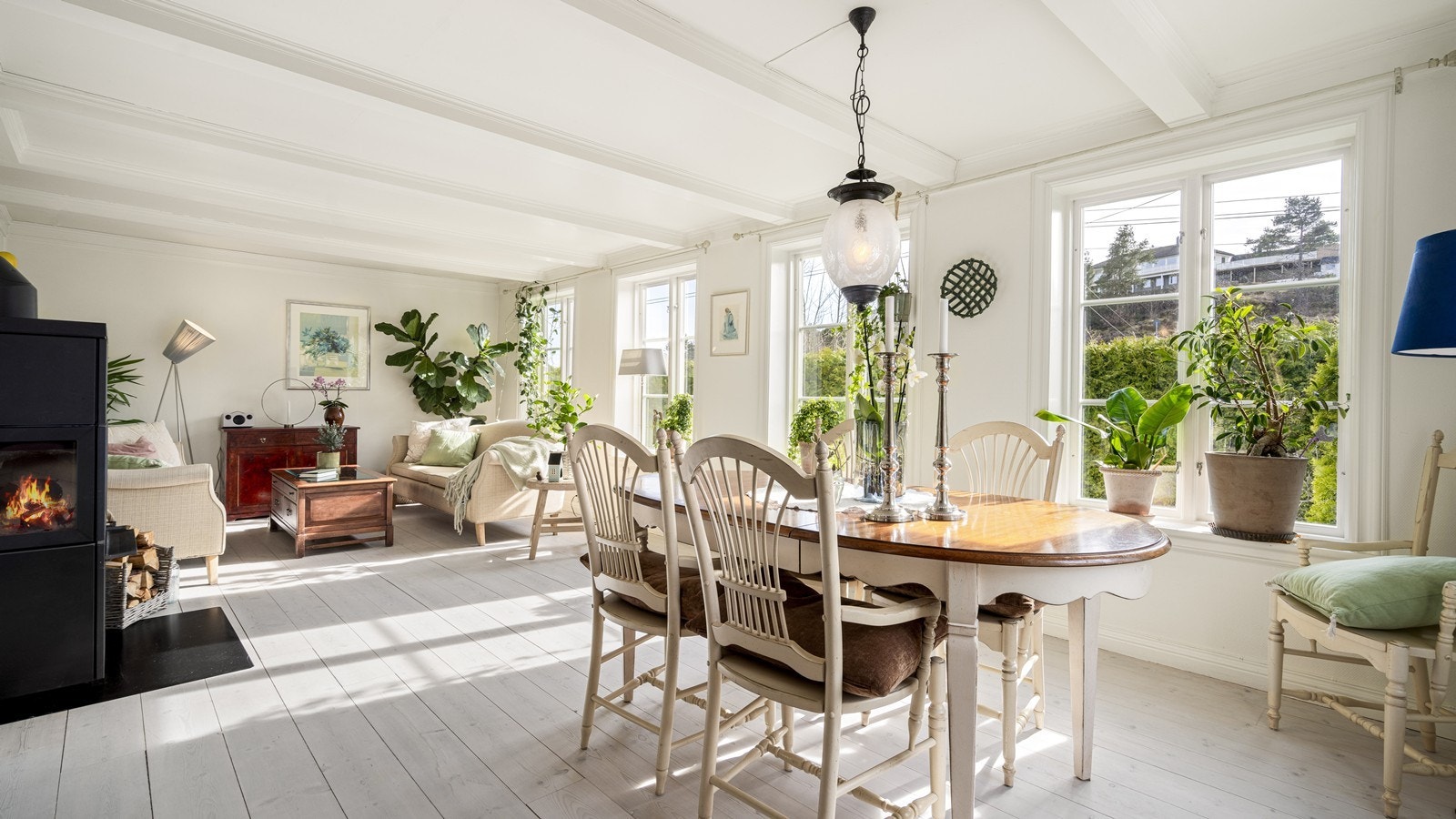 I stuen er det montert ny vedovn i 2024 Galleribilde