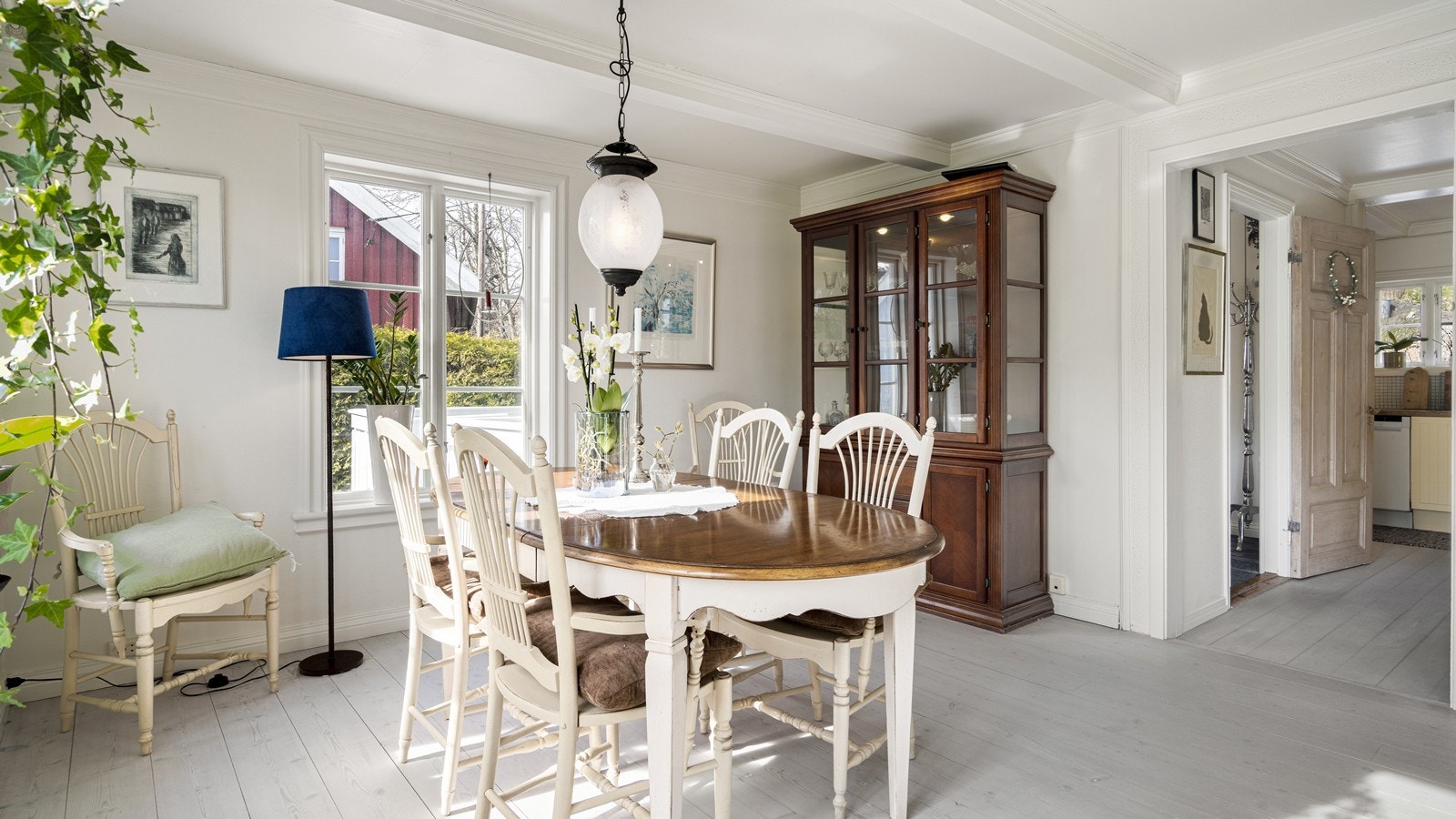 Spisebordet er plassert slik at det er rett ved kjøkkenet Galleribilde