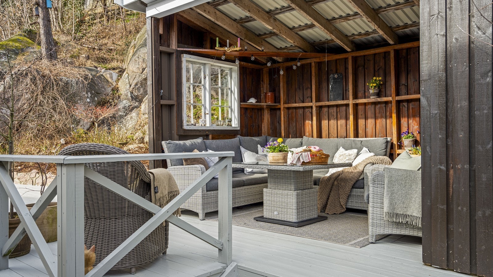 Flott utestue som ligger skjermet bak boligen Galleribilde