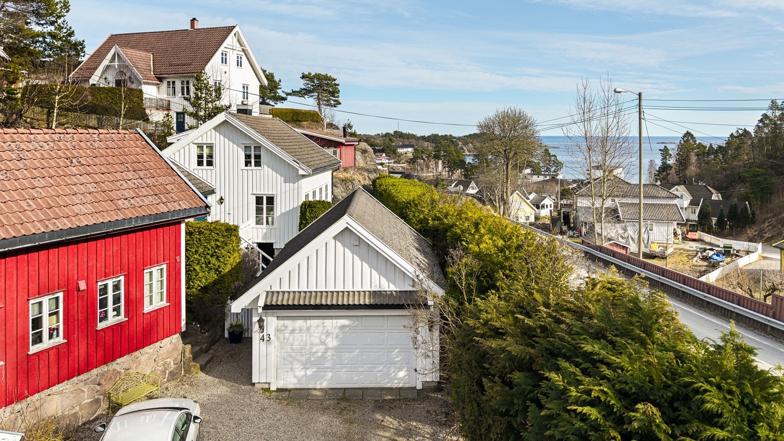 Romslig garasje med loft som benyttes til oppbevaring Galleribilde