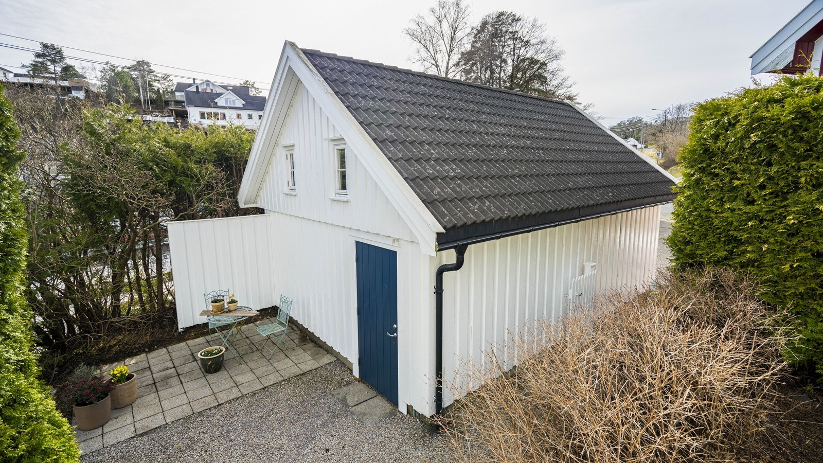 Hyggelig og skjermet uteplass bak garasjen Galleribilde