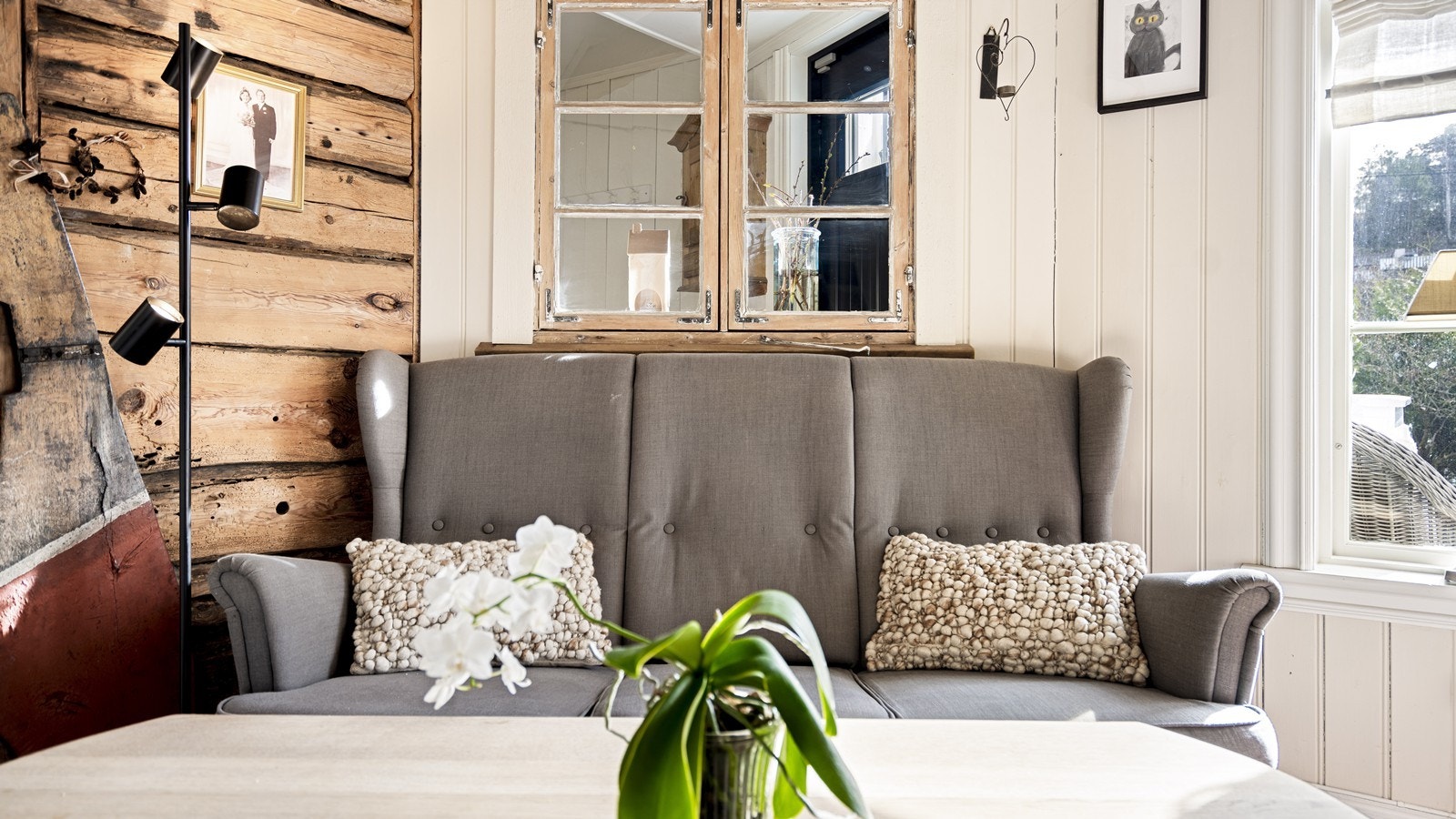 Det er bygget på en tv-stue der man har eksponert den ene lafteveggen Galleribilde