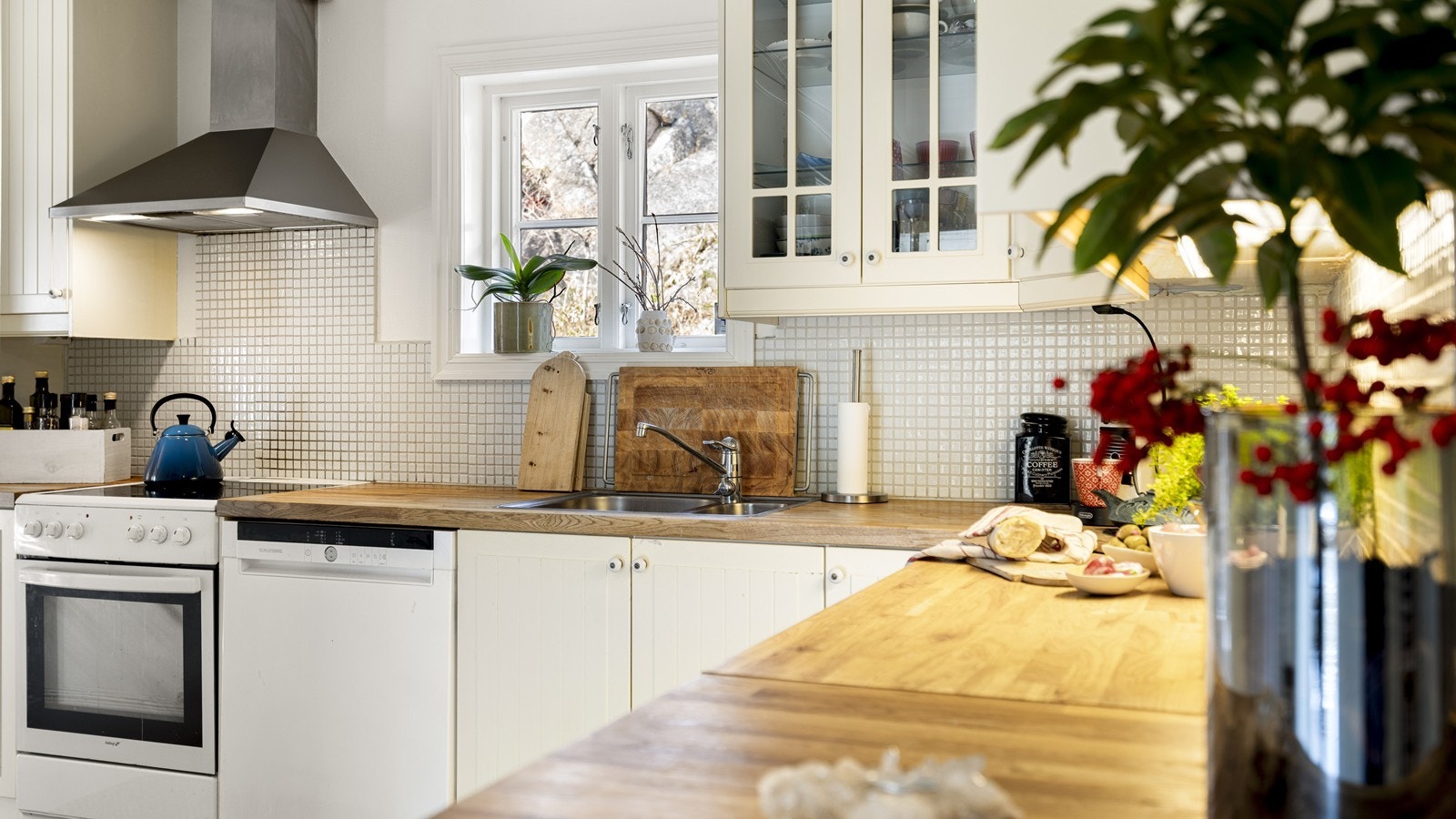 Hyggelig kjøkken med heltre benkeplate Galleribilde