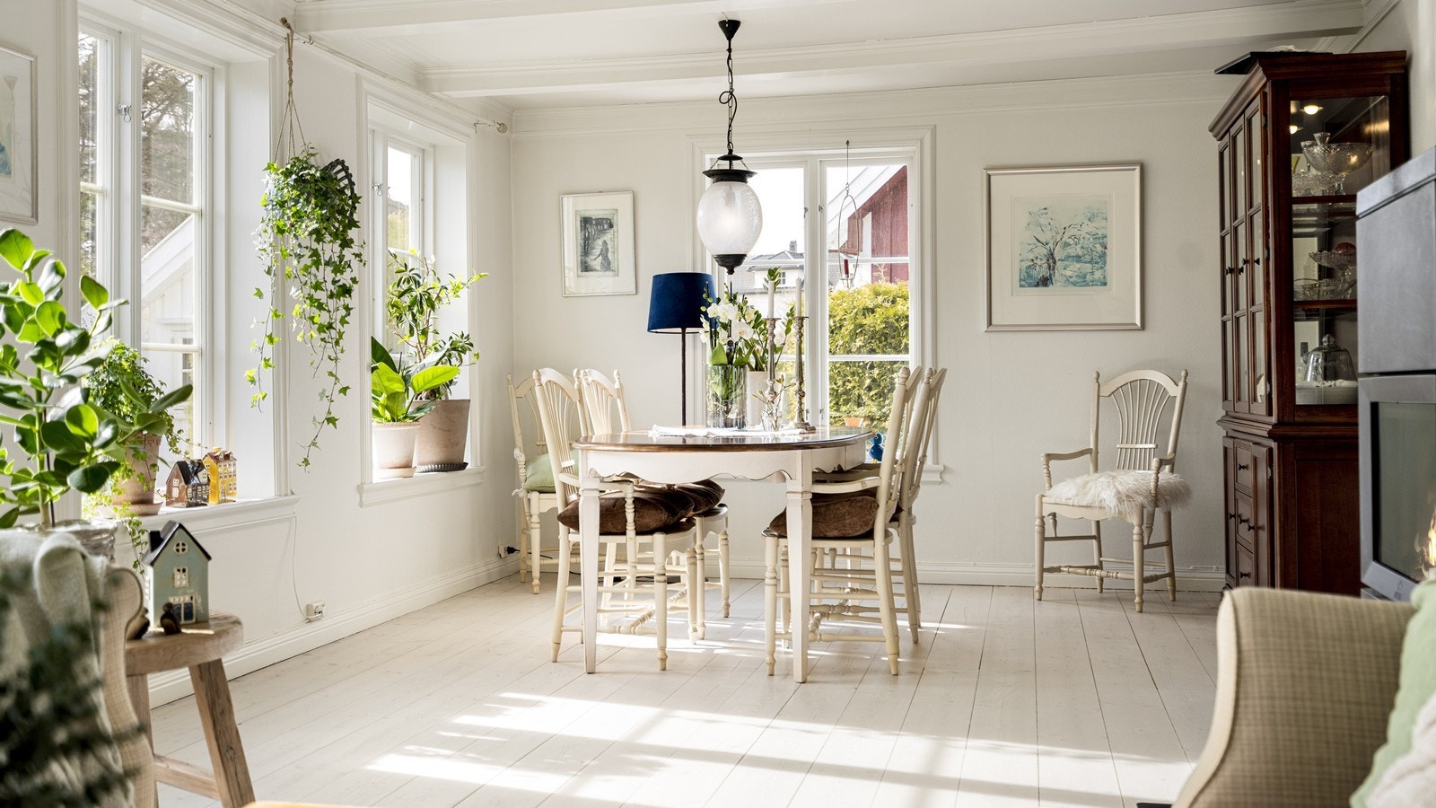 God plass til sittegrupper og spisebord i stuen Galleribilde