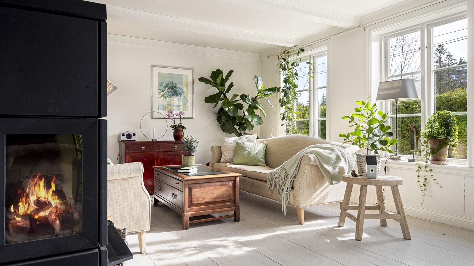 Flott stue med store vindusflater som gir mye naturlig lys inn Galleribilde