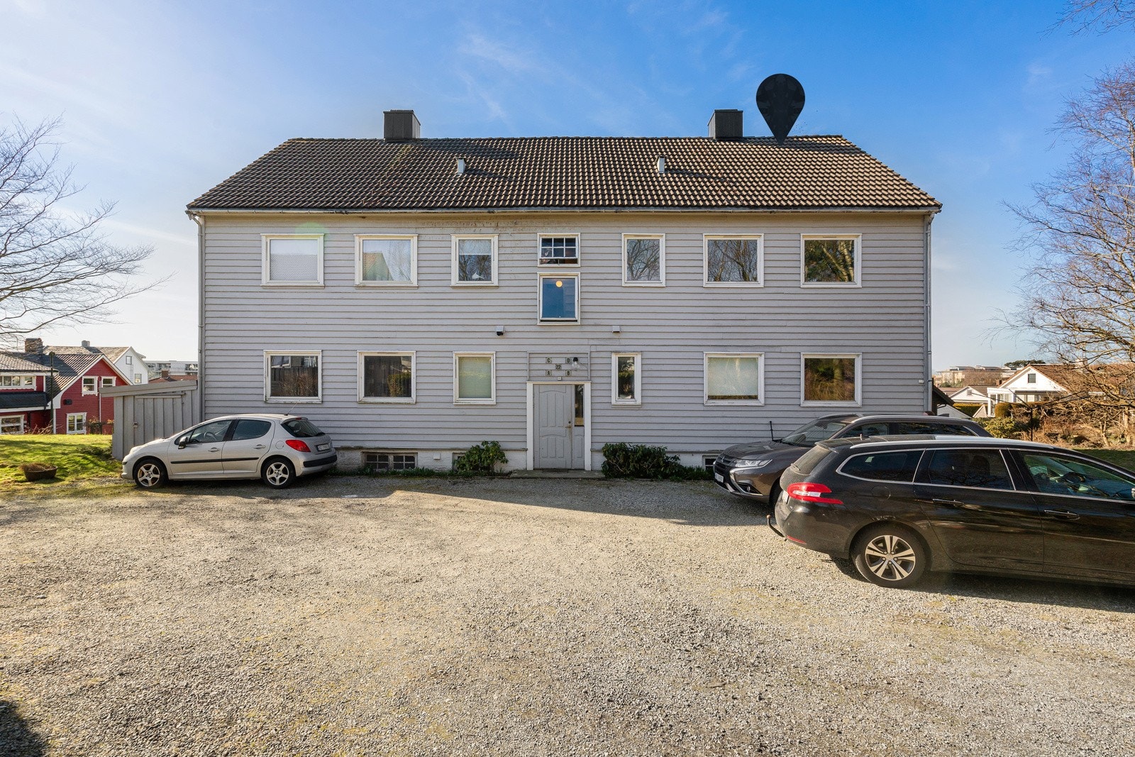 Leiligheten ligger fritt og usjenert til i 2. etasje. Del av loft tilhører leiligheten. Galleribilde