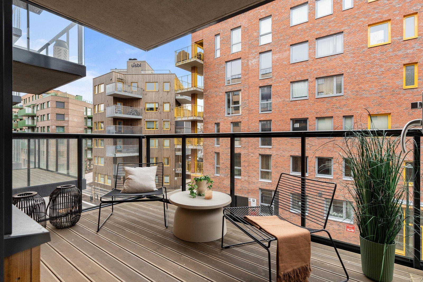 Balkongens store størrelse gir god plass til utemøbler og grill Galleribilde