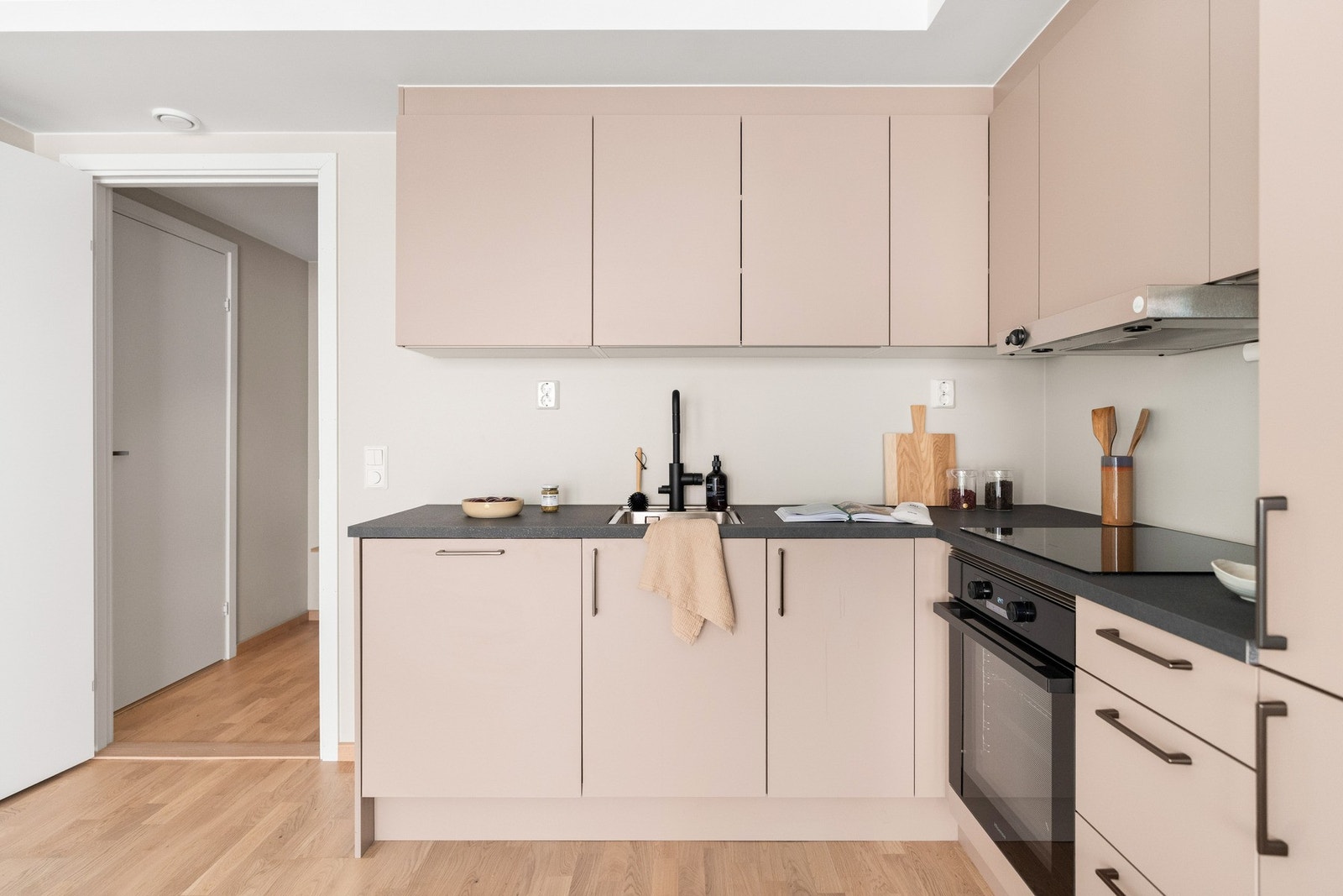 Kjøkkenet byr på god oppbevaringsplass, perfekt for å holde orden og utnytte plassen effektivt Galleribilde