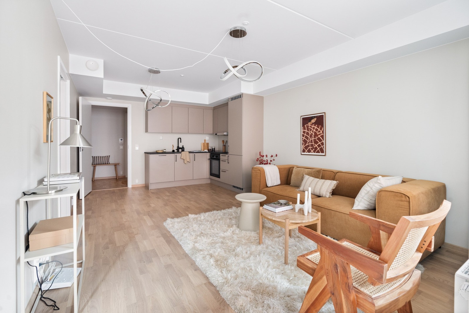 Åpen og innbydende stue som gir en perfekt ramme for avslapning og sosiale sammenkomster Galleribilde