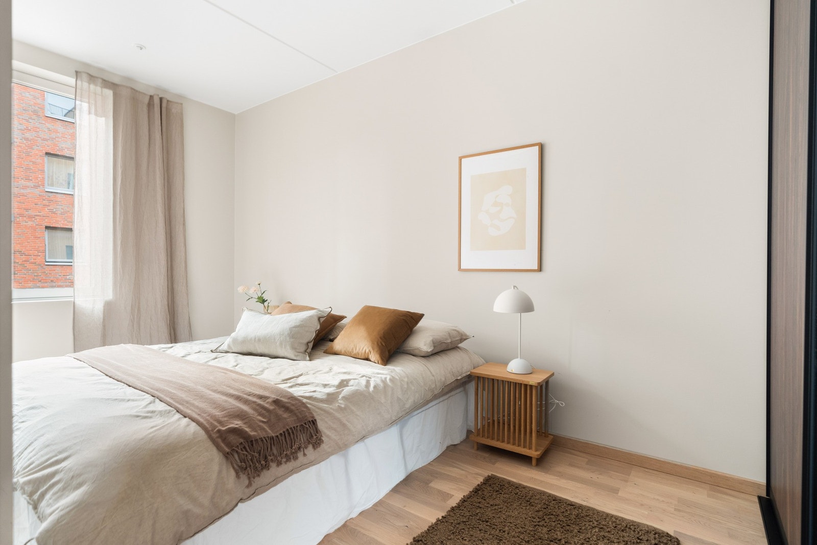 Påkostet skyvedørsgarderobe med god plass til oppbevaring Galleribilde