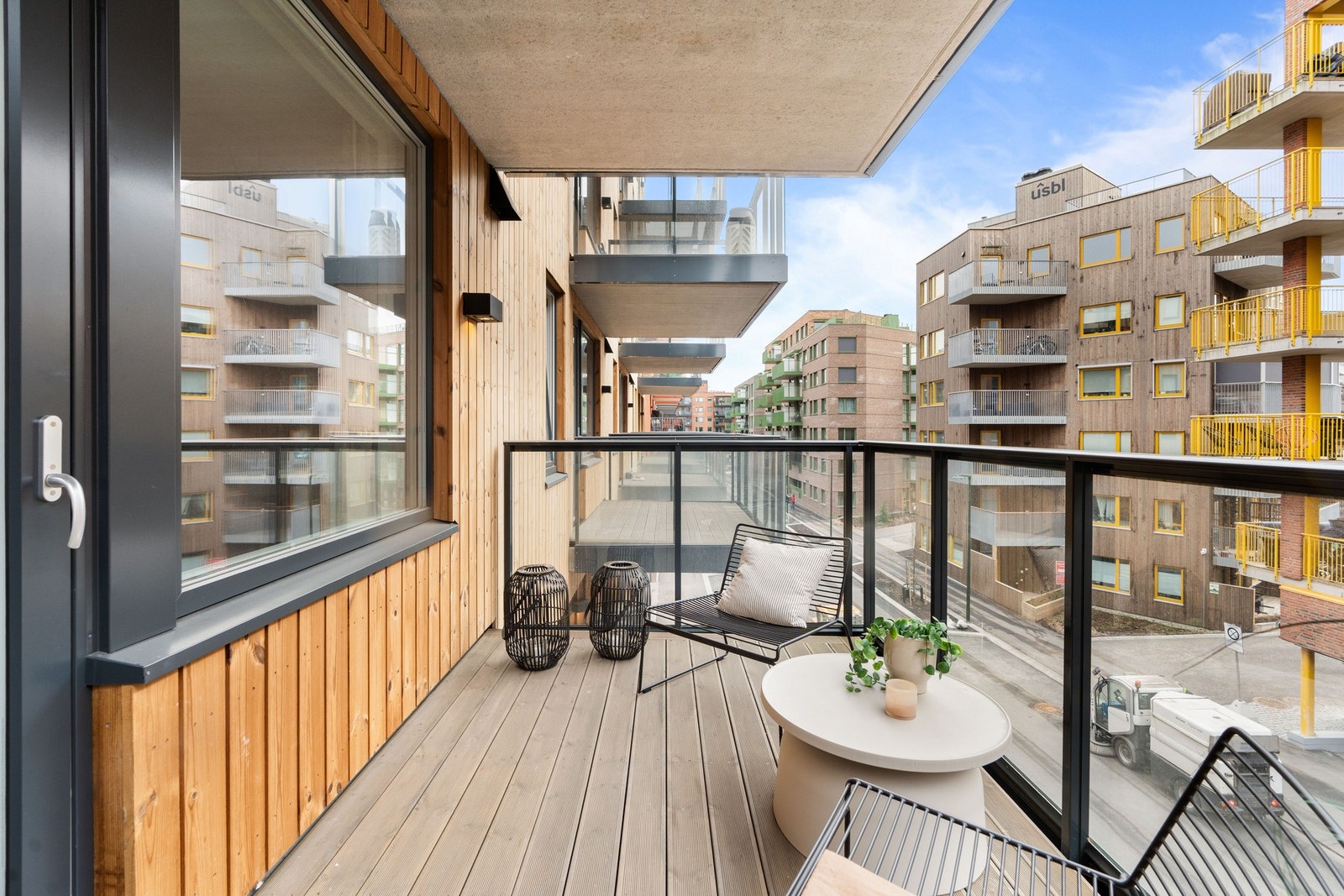 Balkongen føles som en forlengelse av stuen. Her kan du kose deg i sommer som vinter Galleribilde