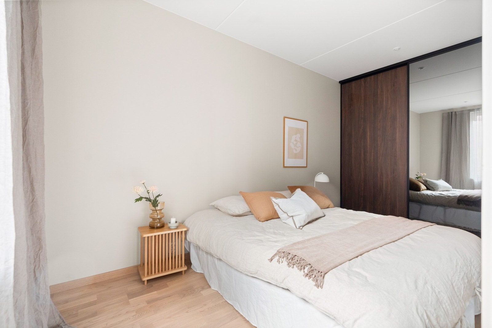 Lyst og romslig soverom med et stort vindu som slipper inn rikelig med lys Galleribilde