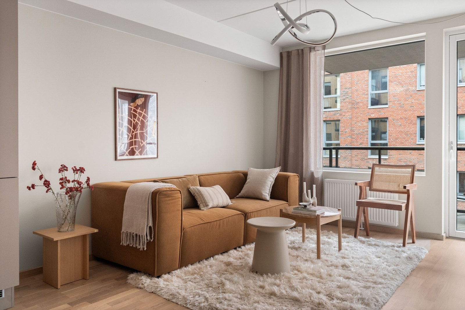 Stuen byr på god plass til både en romslig sofagruppe og en praktisk medievegg Galleribilde