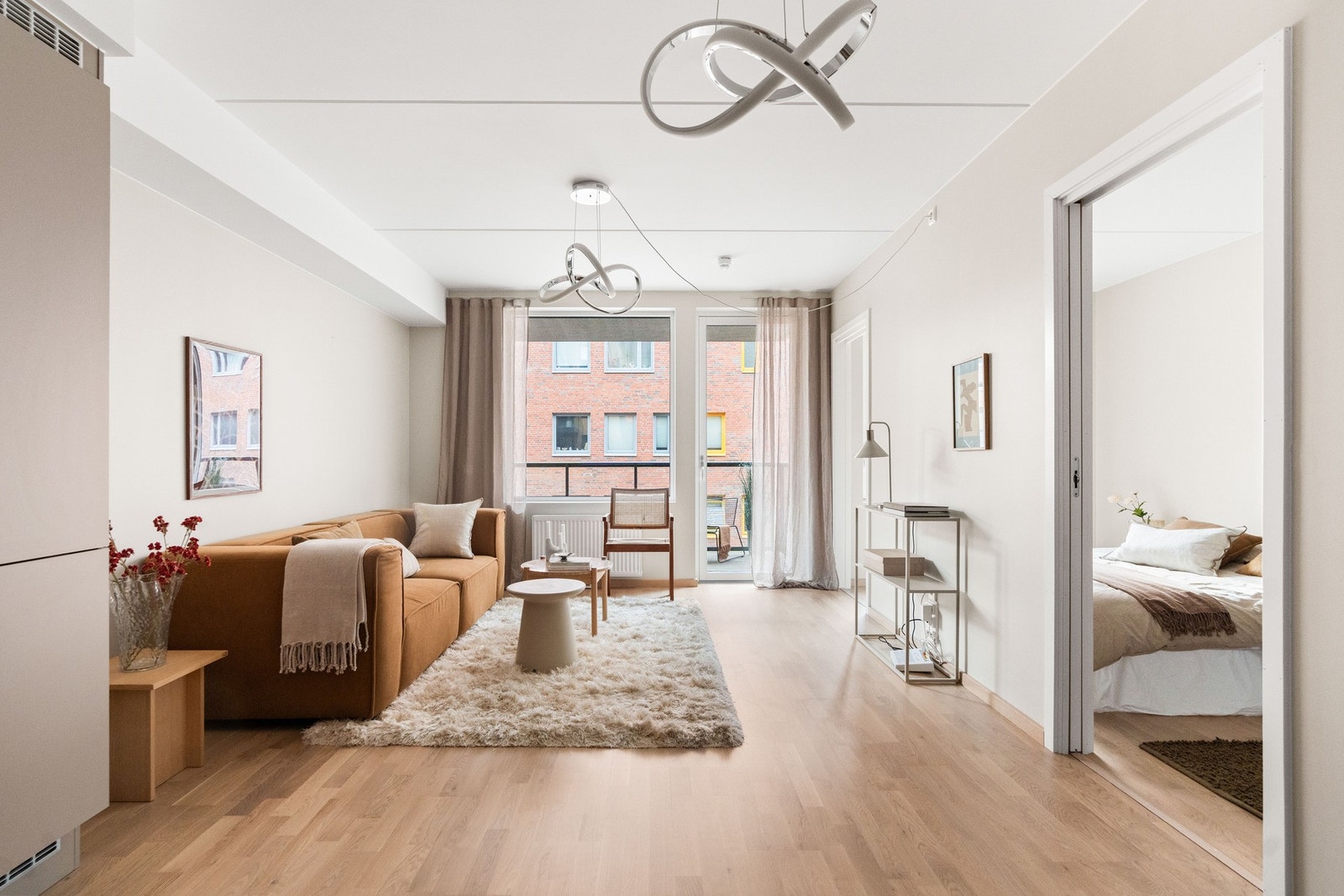 De store vindusflatene slipper inn rikelig med naturlig lys Galleribilde