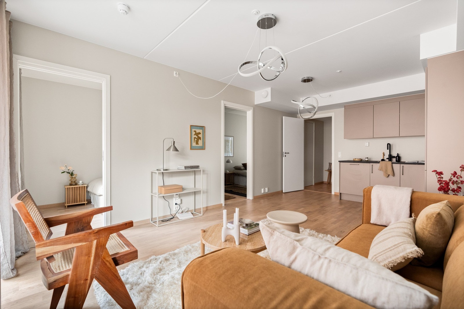 Med parkettgulv, store vindusflater og tidløse beige vegger får stuen et moderne og elegant uttrykk Galleribilde