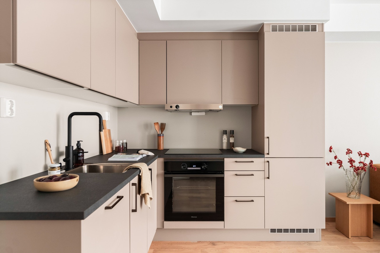 Kjøkkenet er godt utstyrt med integrerte hvitevarer, inkludert komfyr, platetopp, mikrobølgeovn, oppvaskmaskin, kjøl-/fryseskap og ventilator over kokesonen Galleribilde